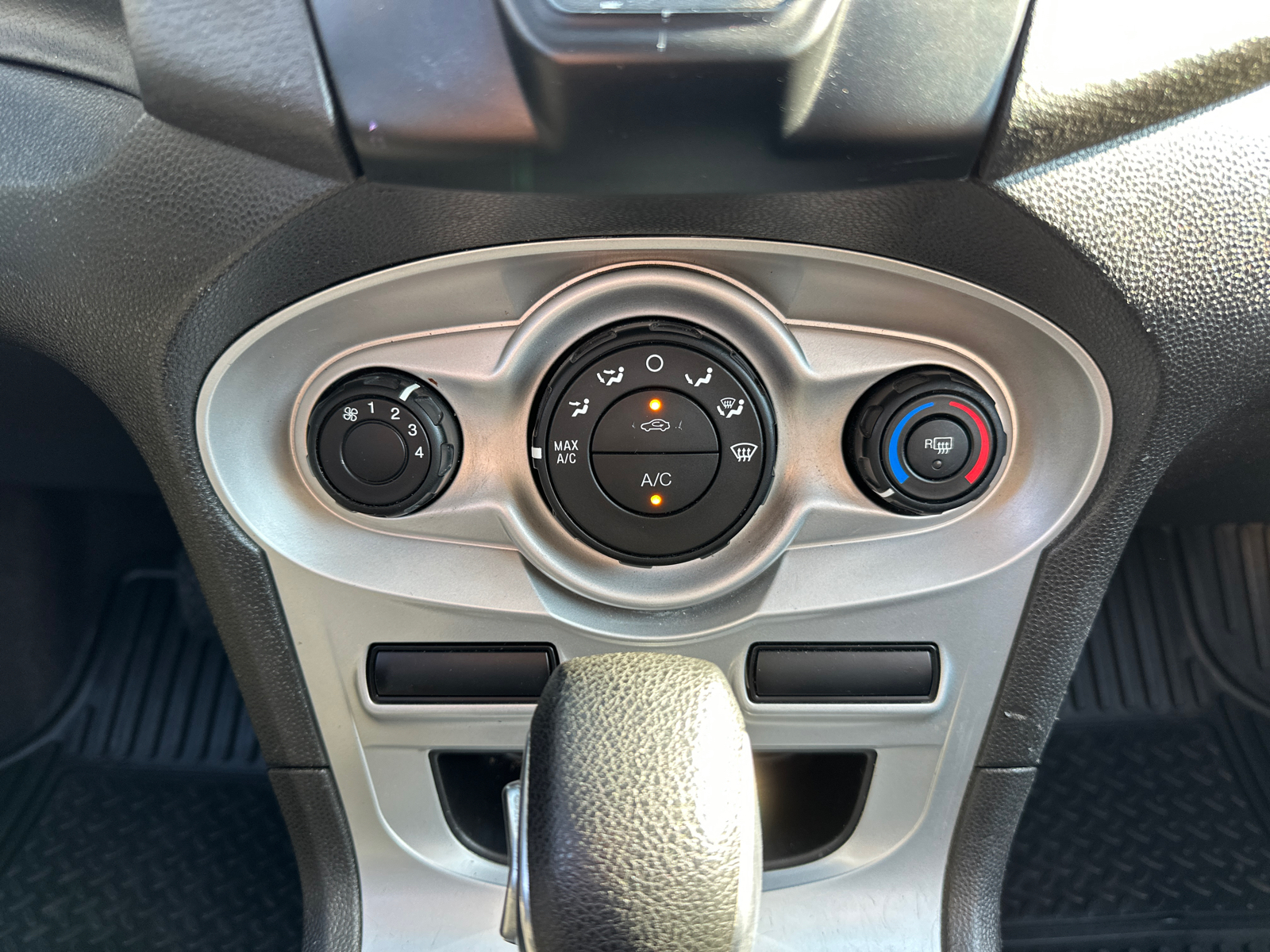 2019 Ford Fiesta SE 19