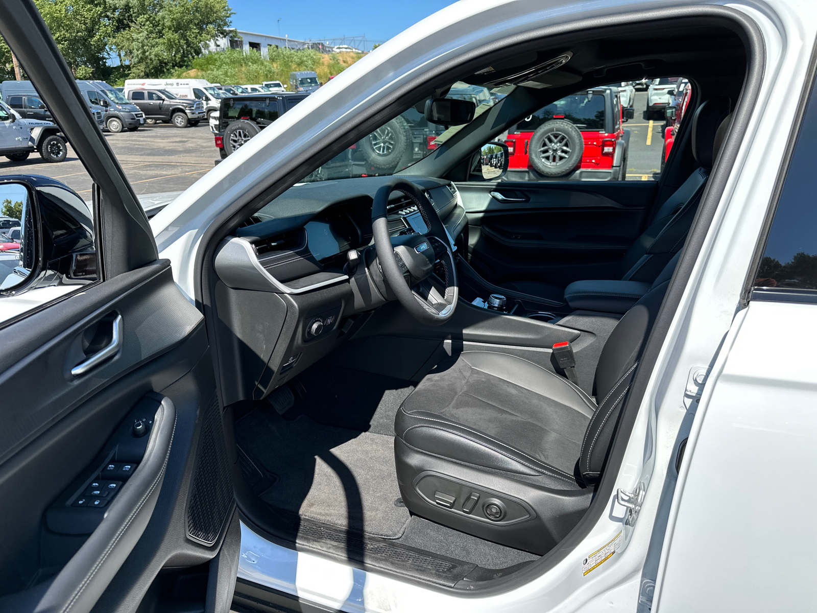 2024 Jeep Grand Cherokee L Altitude X 36