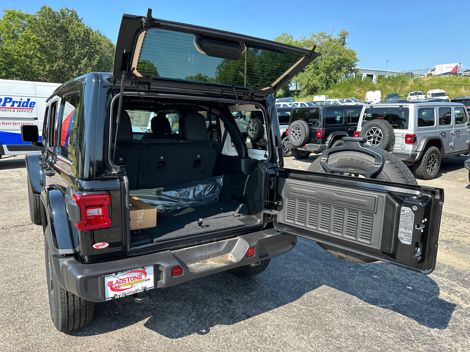 2024 Jeep Wrangler Sahara 9