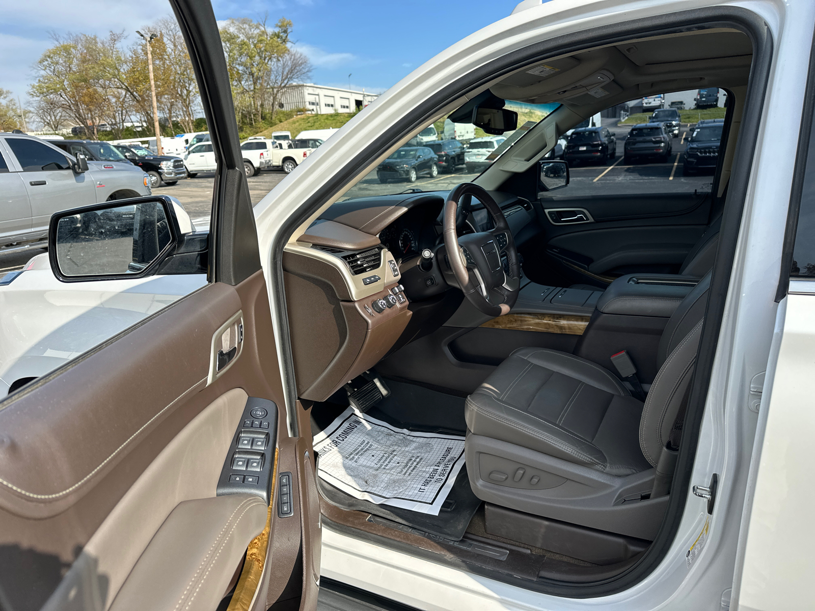 2017 GMC Yukon XL Denali 37