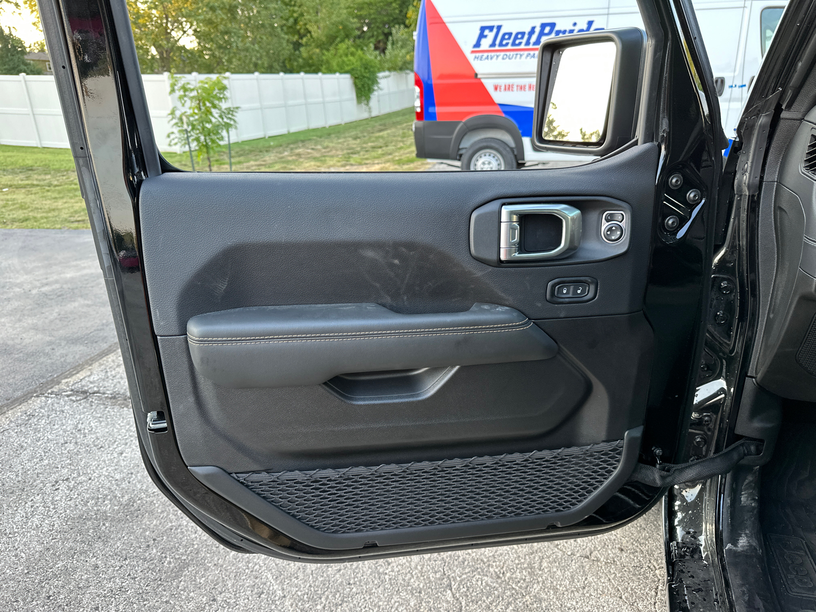 2024 Jeep Wrangler Sahara 31