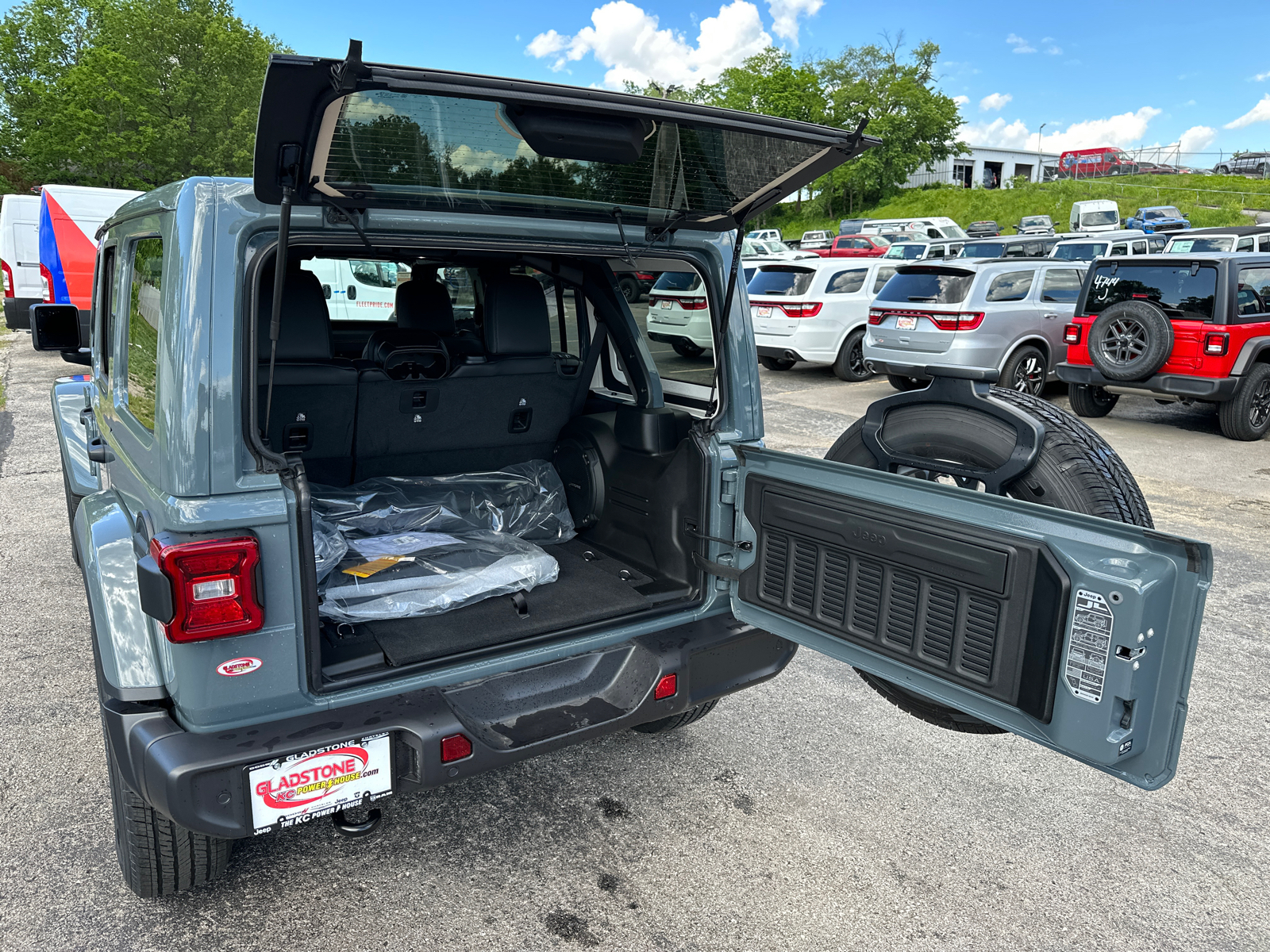 2024 Jeep Wrangler Sahara 8