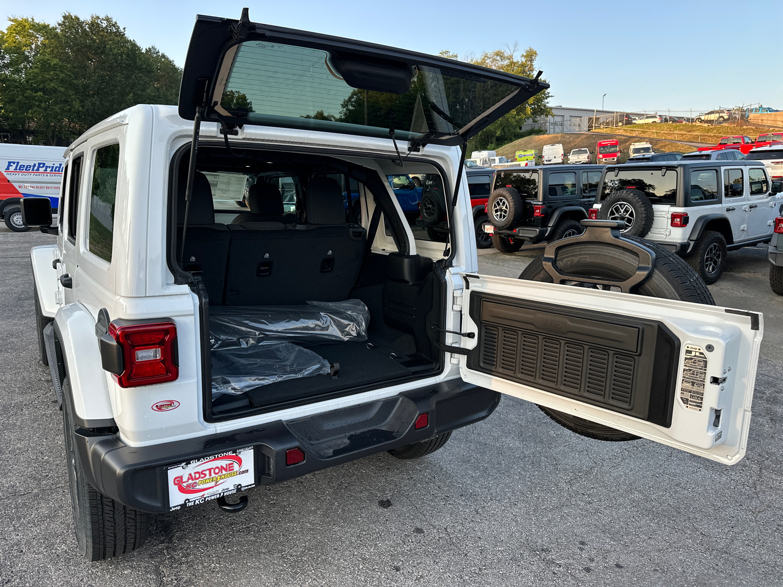 2024 Jeep Wrangler Sahara 9