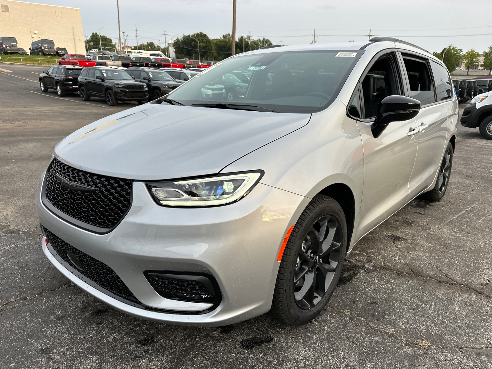 2024 Chrysler Pacifica Touring L 2