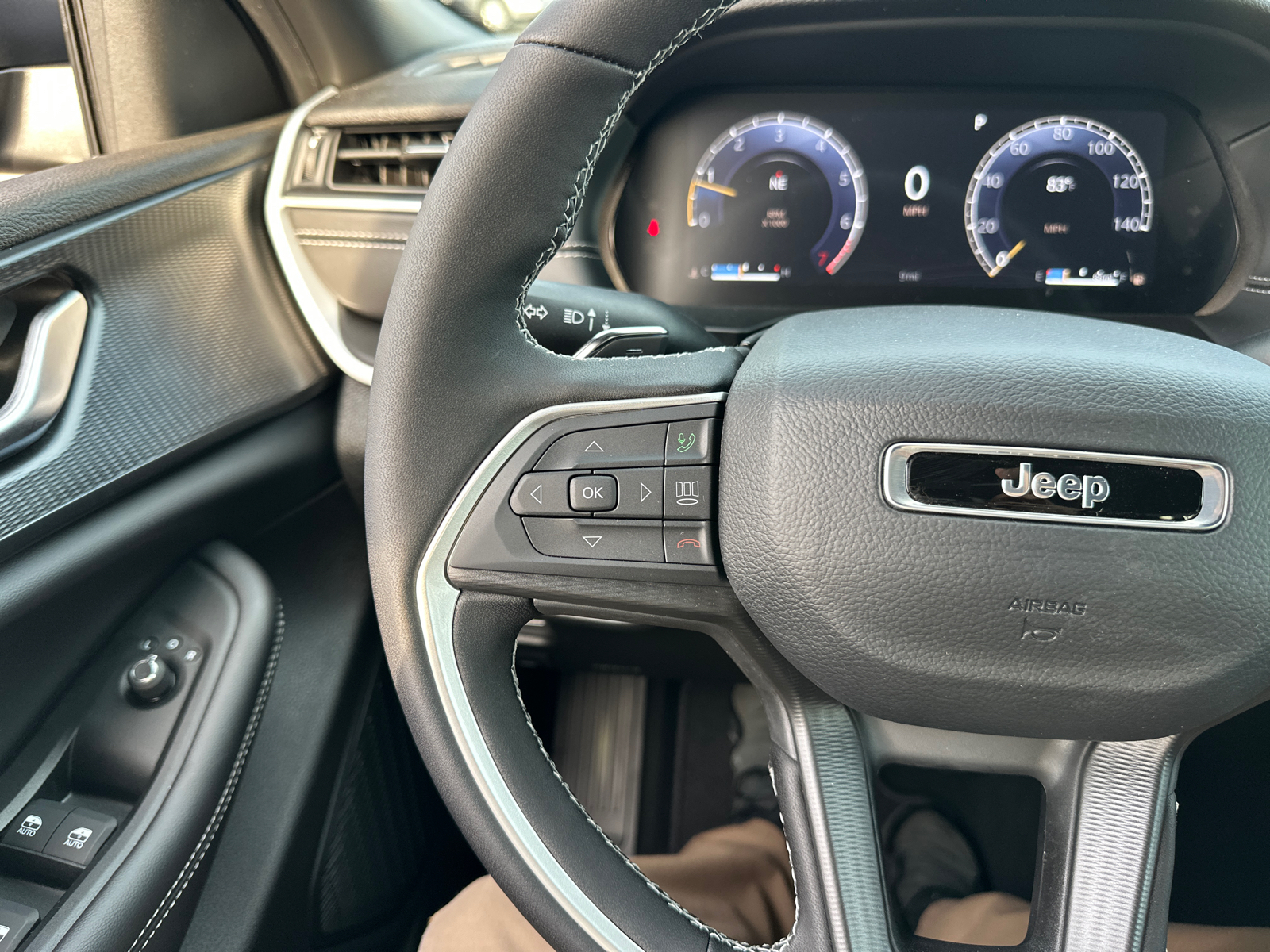 2025 Jeep Grand Cherokee L Laredo 39