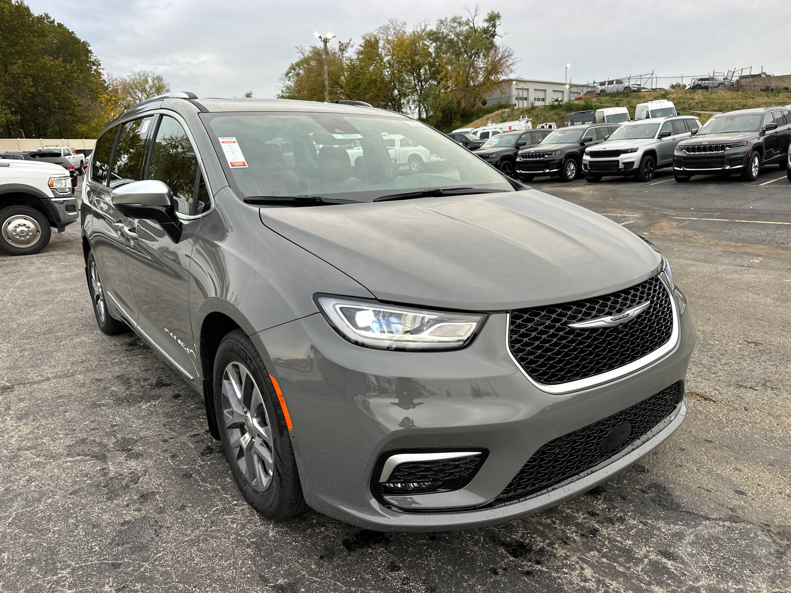 2025 Chrysler Pacifica Hybrid Pinnacle 4