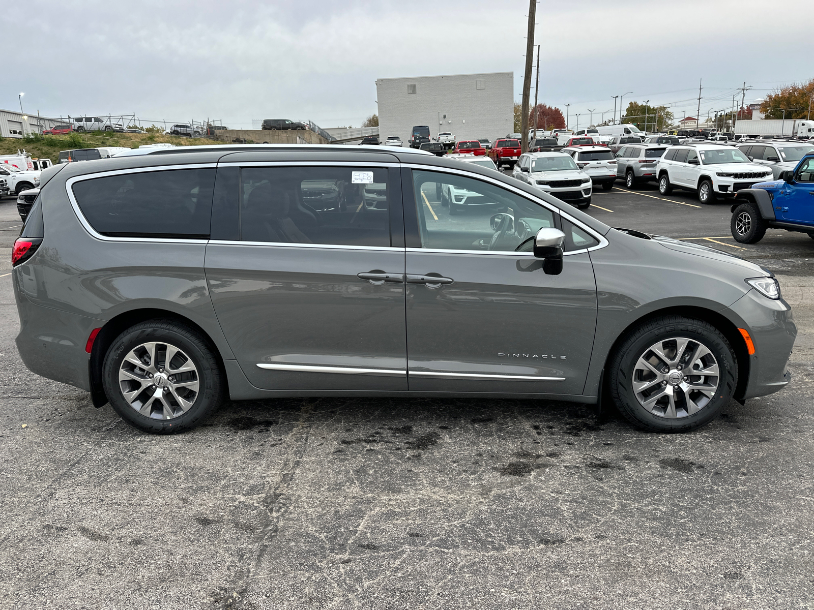 2025 Chrysler Pacifica Hybrid Pinnacle 5