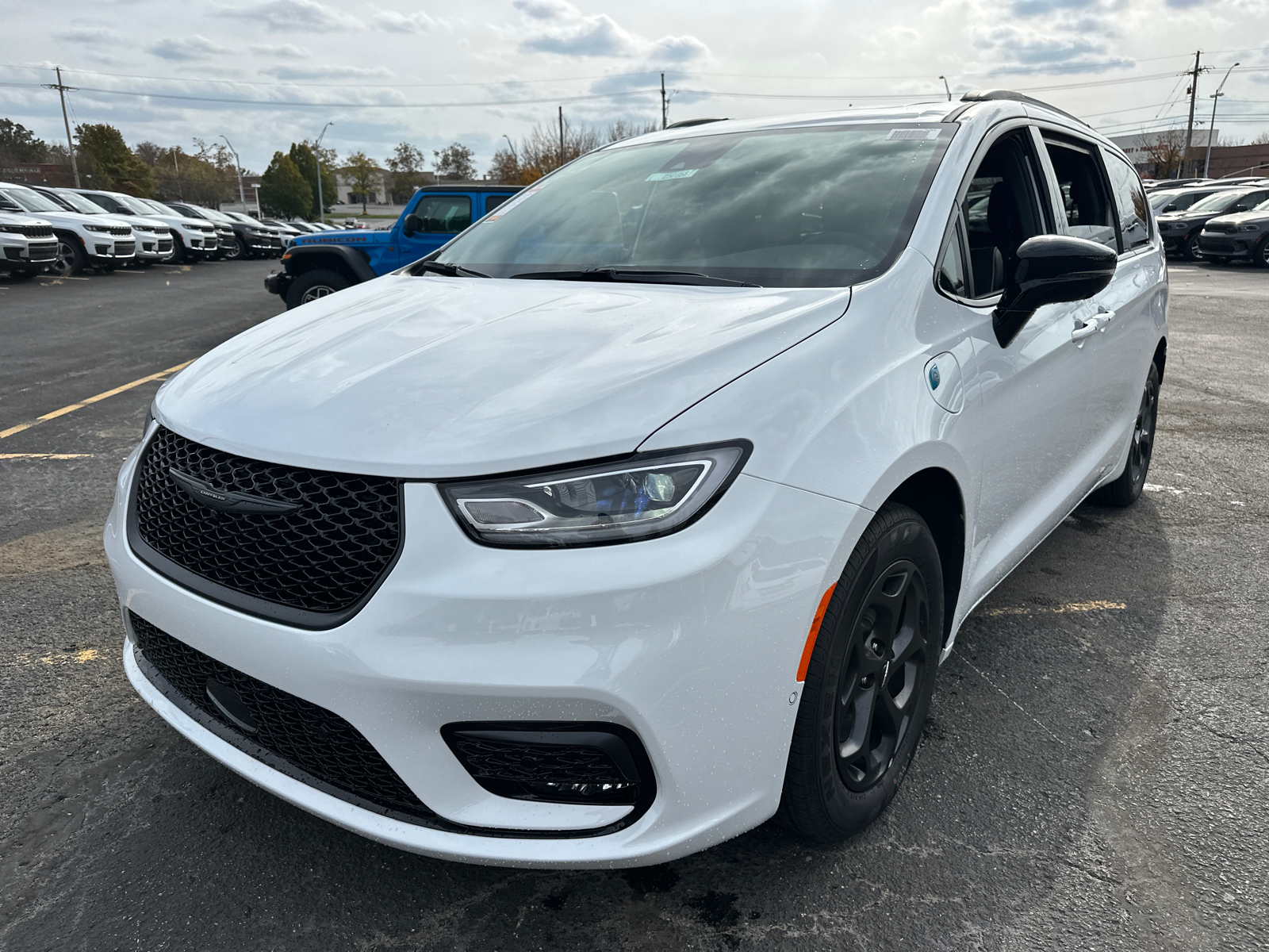 2025 Chrysler Pacifica Hybrid Select 2