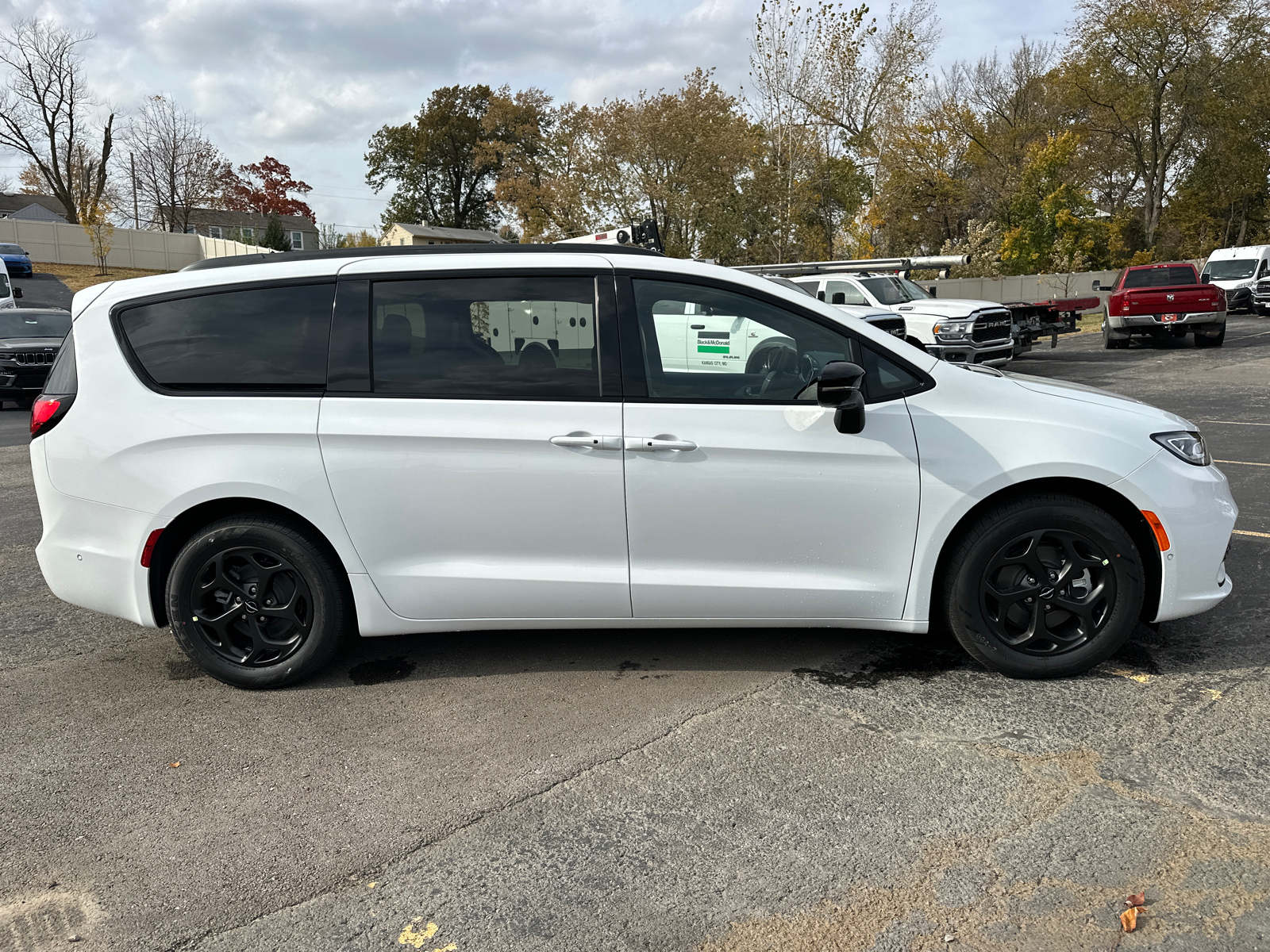 2025 Chrysler Pacifica Hybrid Select 5