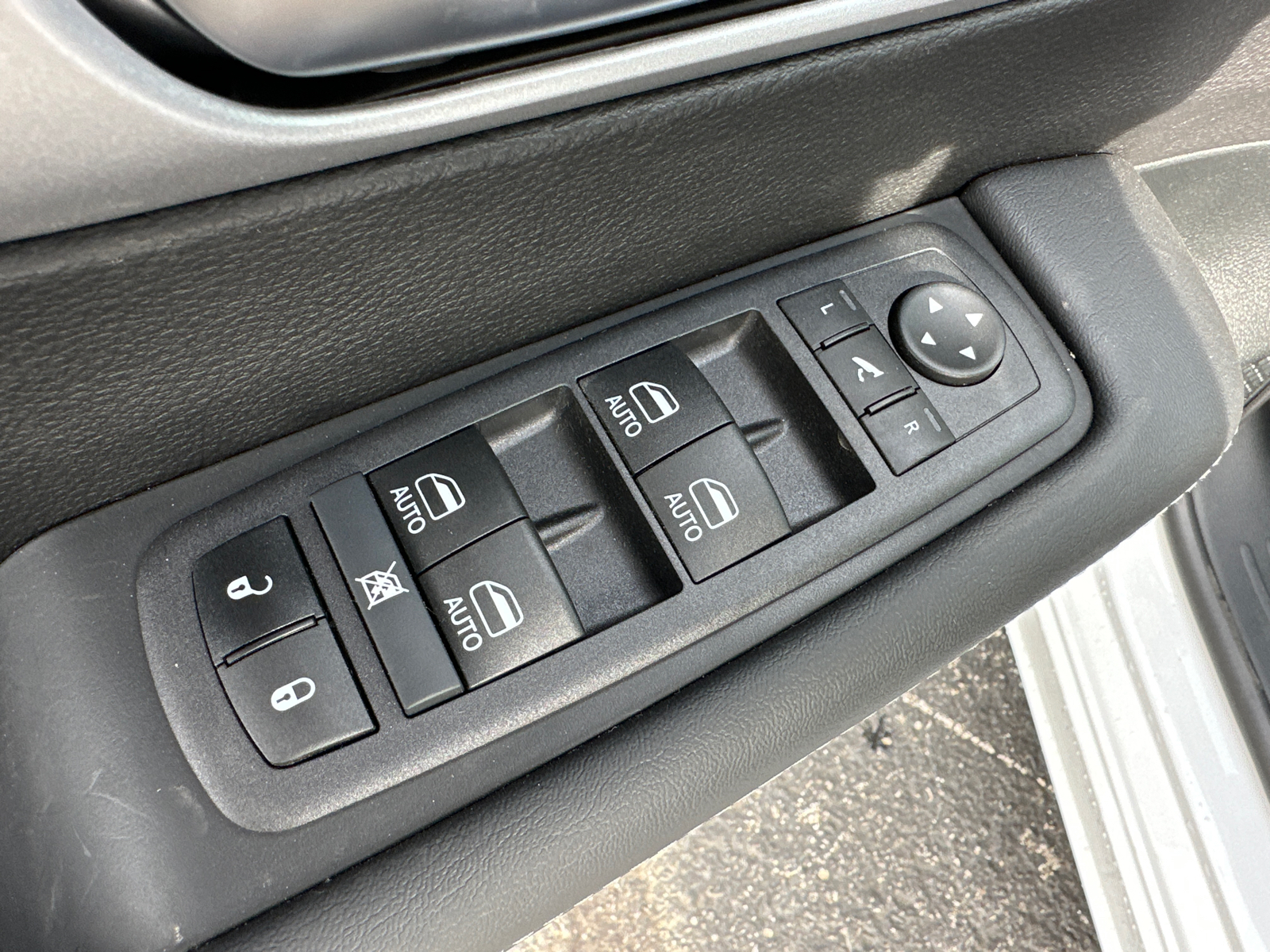 2025 Chrysler Pacifica Hybrid Select 31