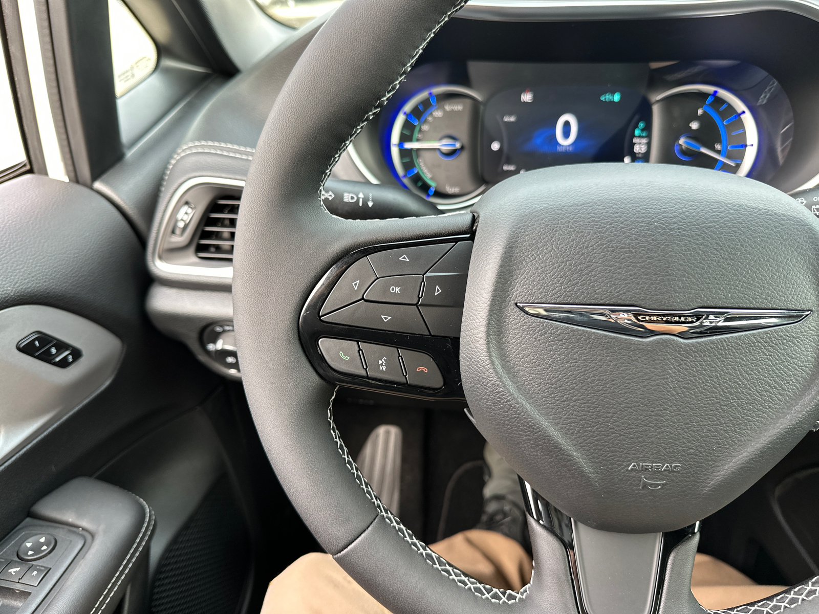 2025 Chrysler Pacifica Hybrid Select 37