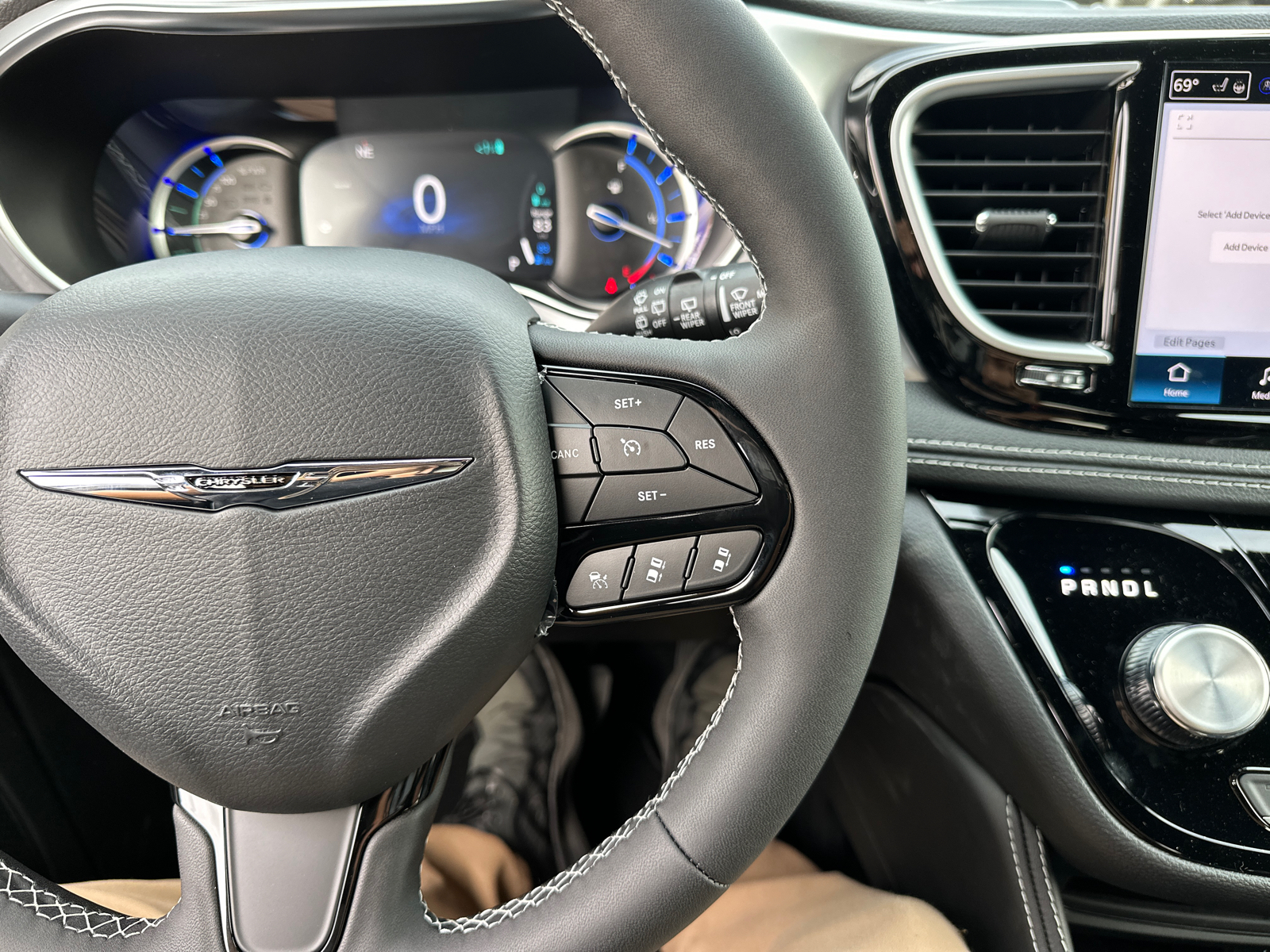 2025 Chrysler Pacifica Hybrid Select 38