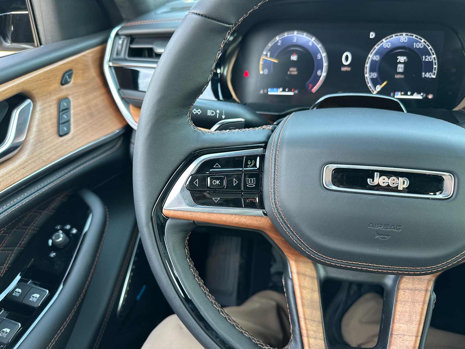 2025 Jeep Grand Cherokee Summit 38