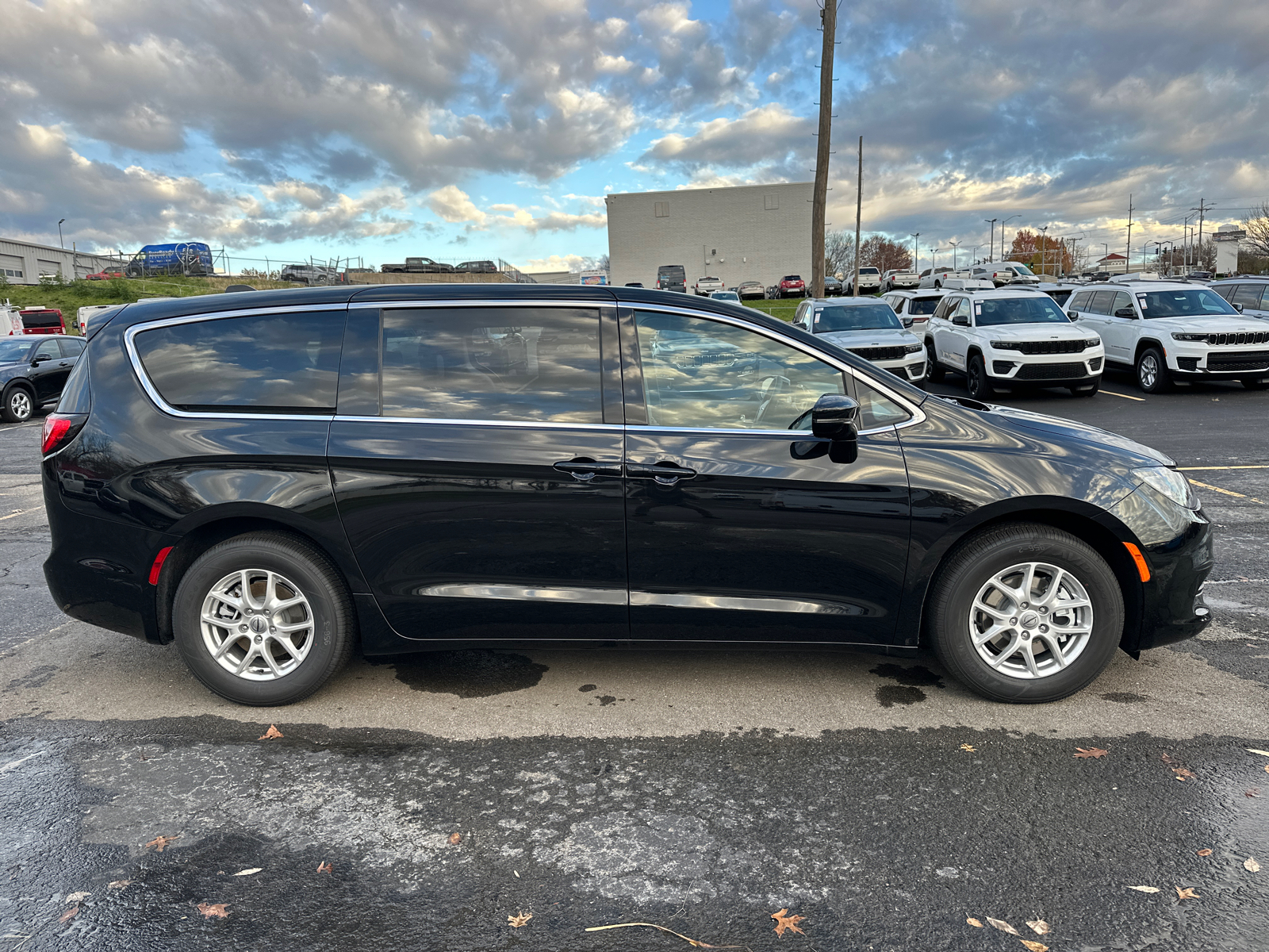 2025 Chrysler Voyager LX 5