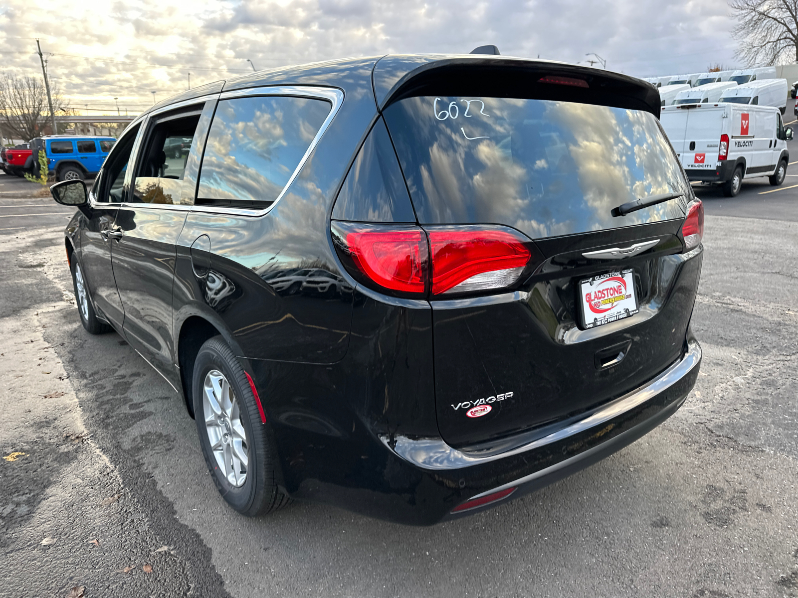 2025 Chrysler Voyager LX 8