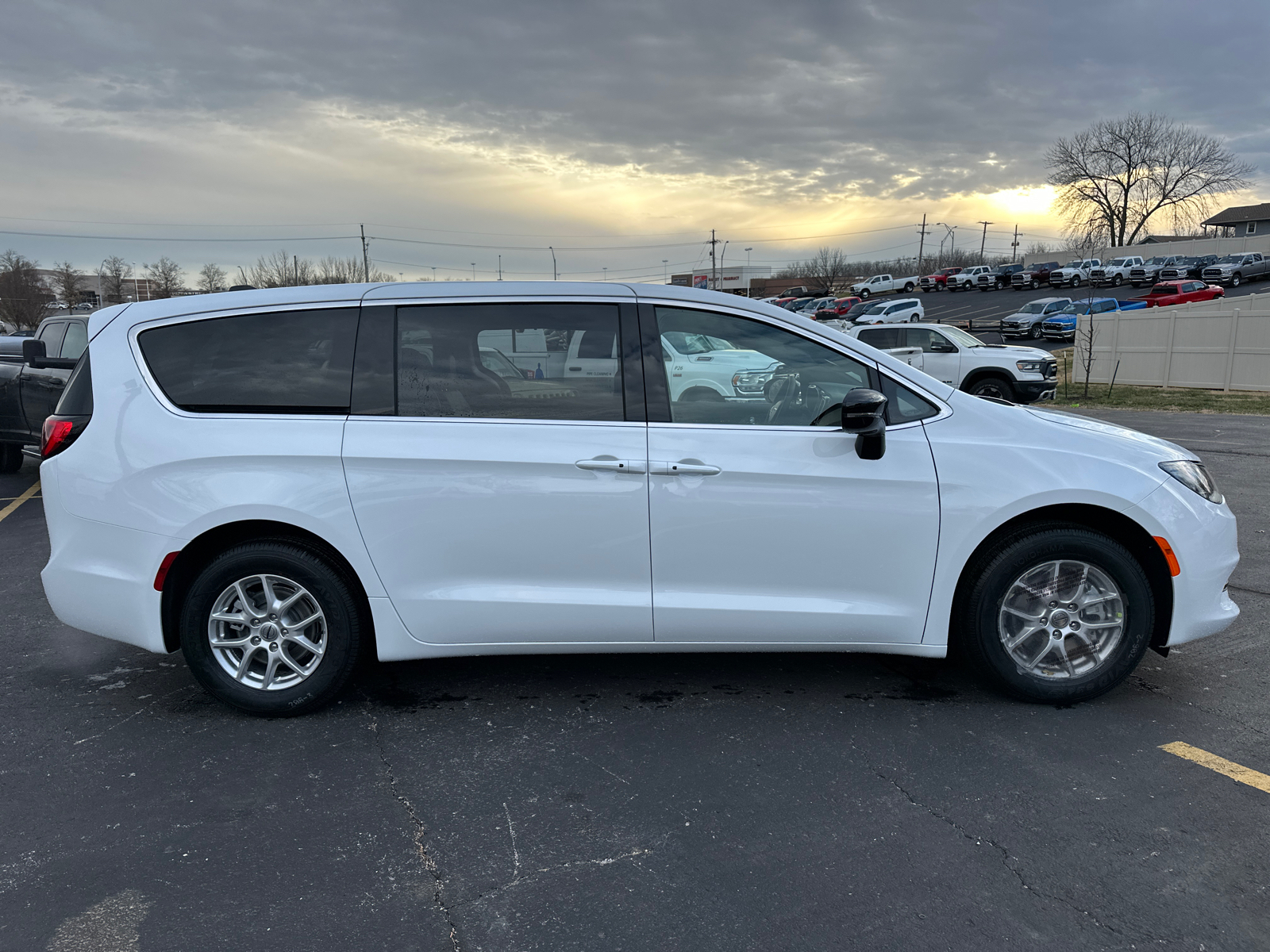 2025 Chrysler Voyager LX 5