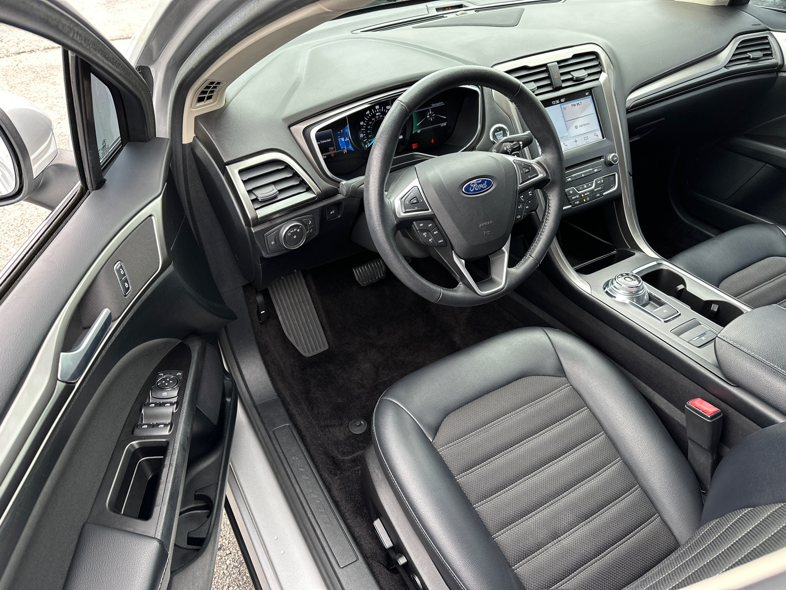 2017 Ford Fusion SE 33