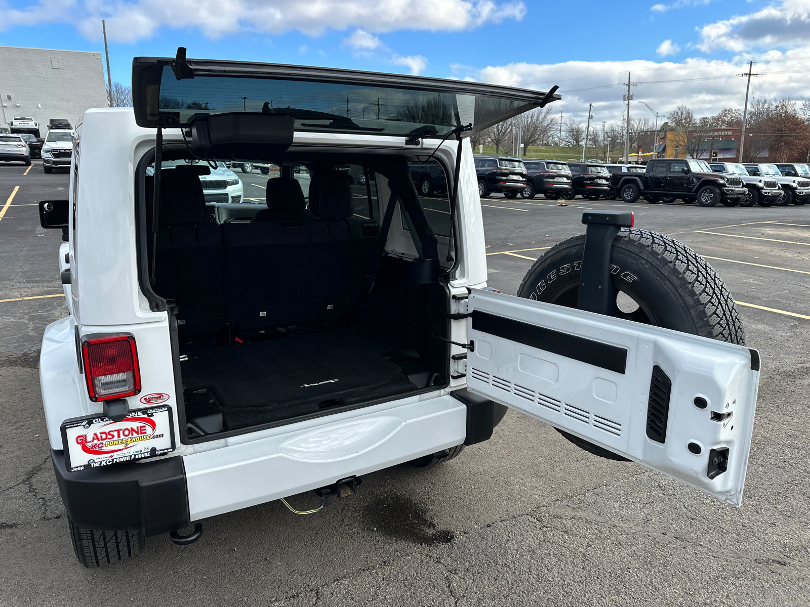 2016 Jeep Wrangler Unlimited Sahara 9