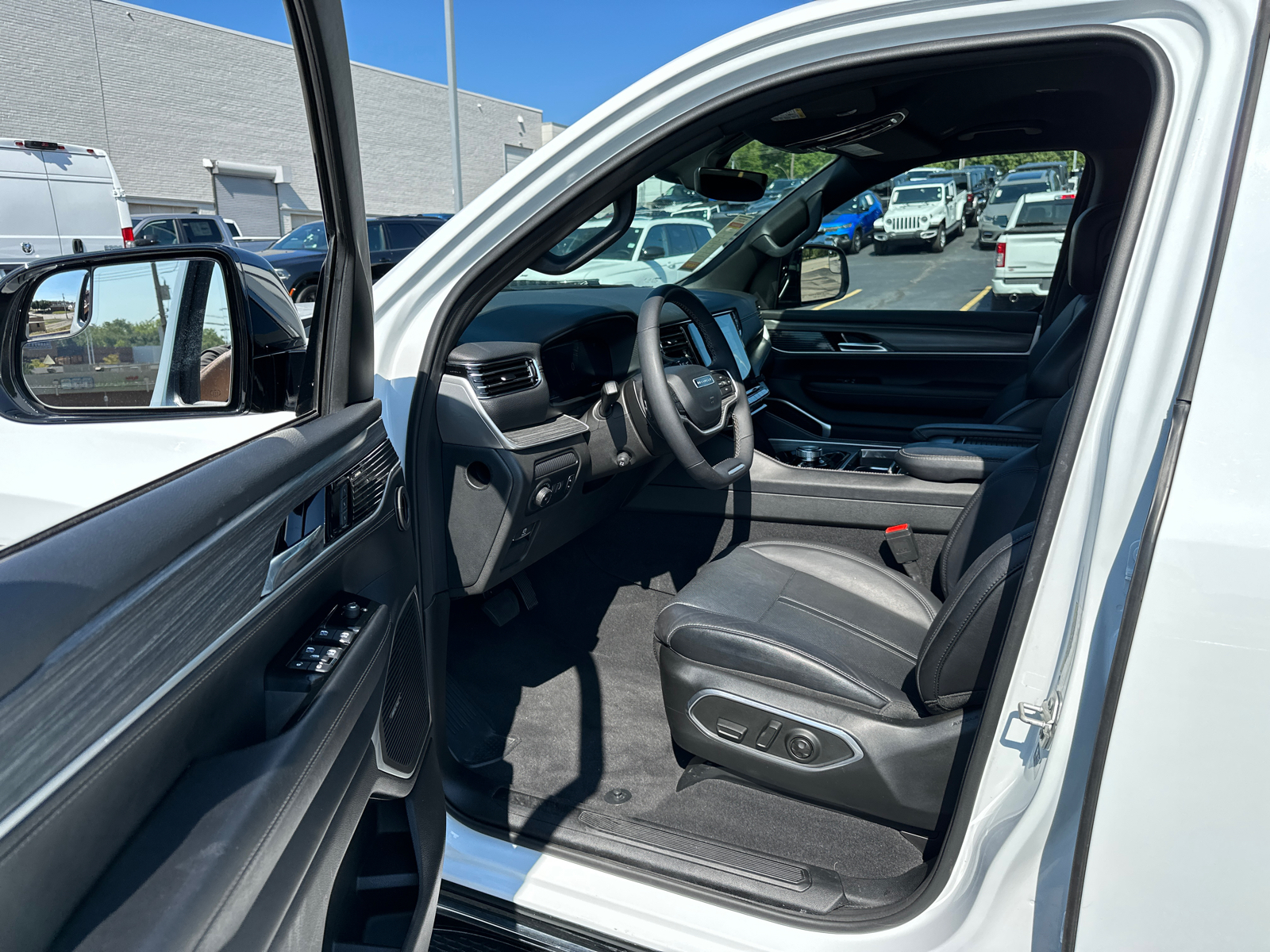 2024 Jeep Wagoneer L Series II 37