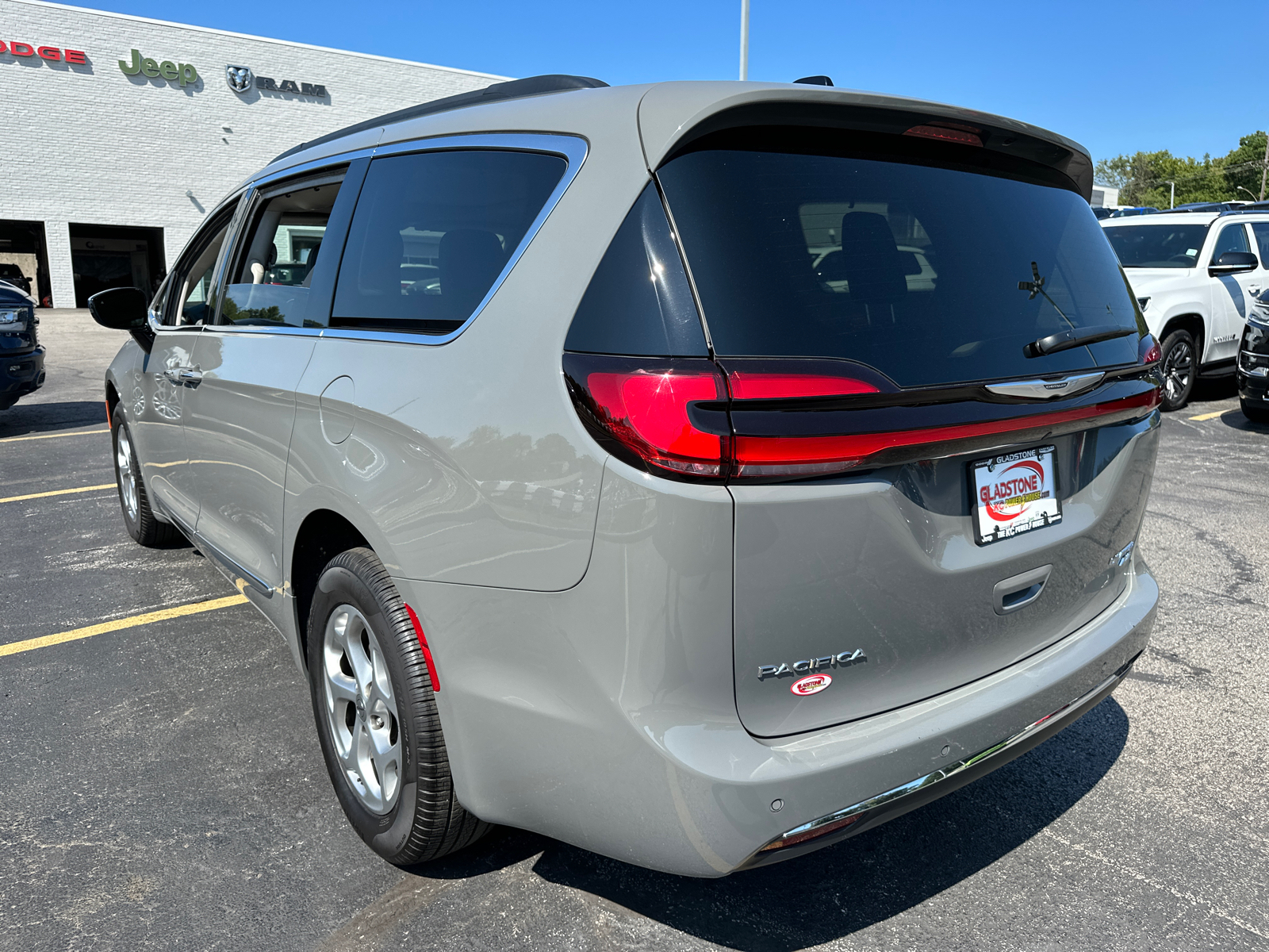 2023 Chrysler Pacifica Limited 8