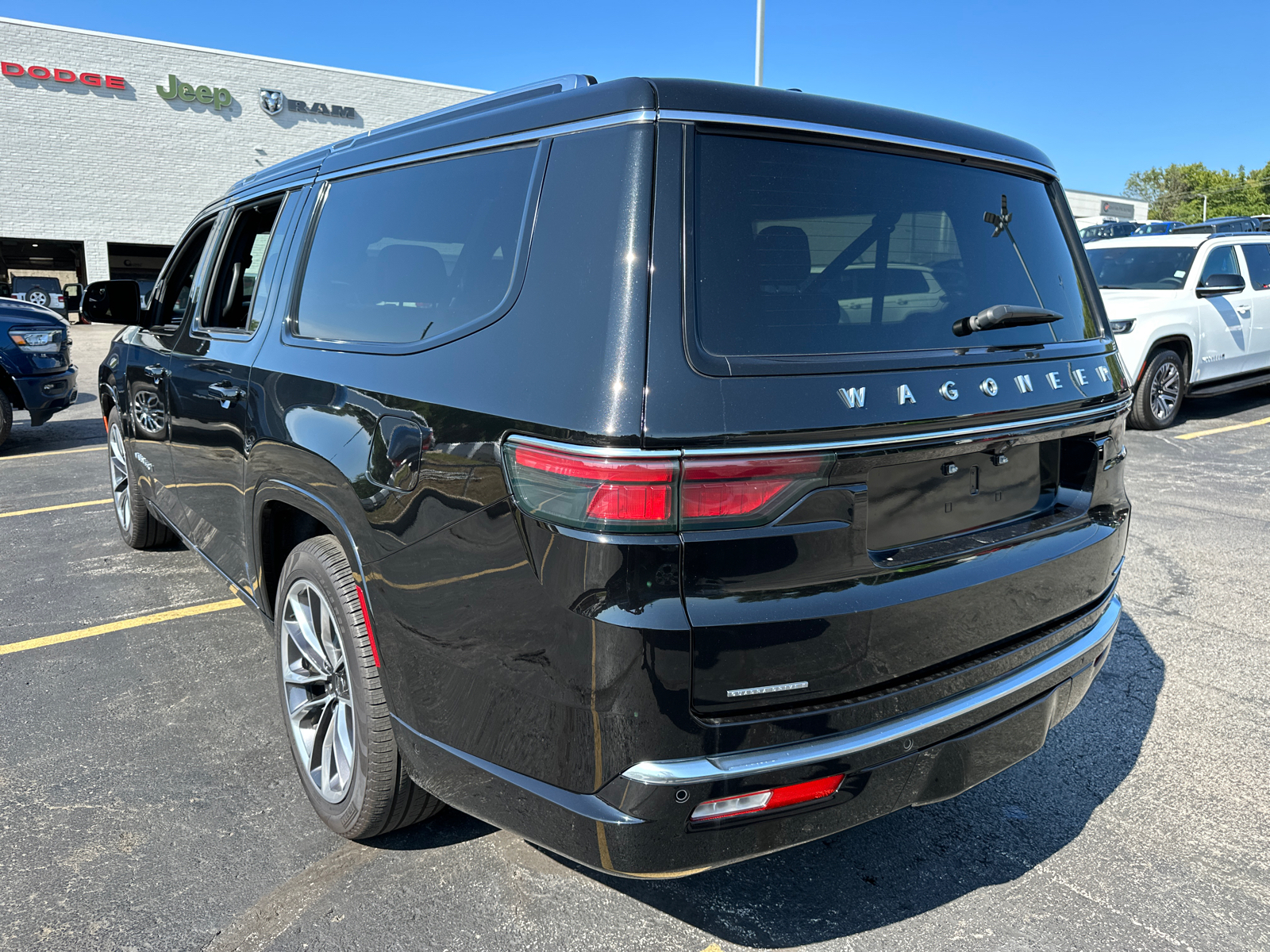 2023 Jeep Wagoneer L Series III 8