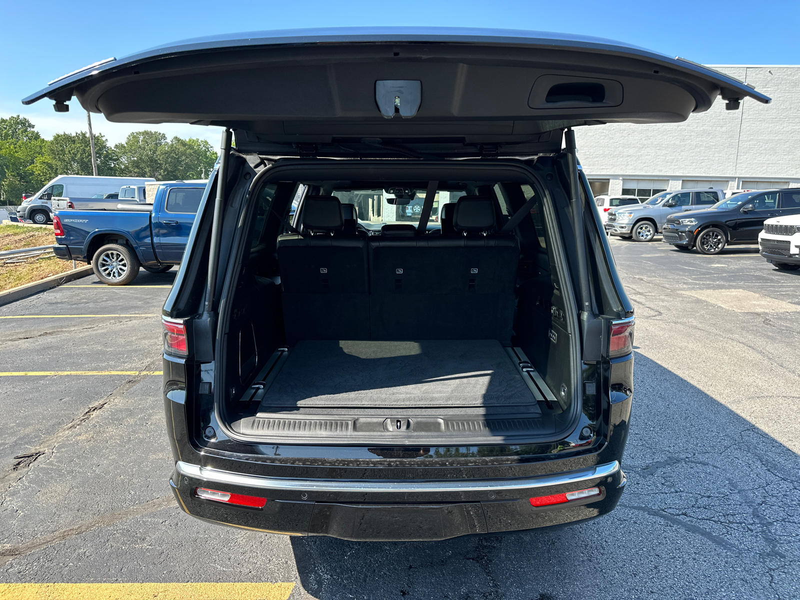 2023 Jeep Wagoneer L Series III 9