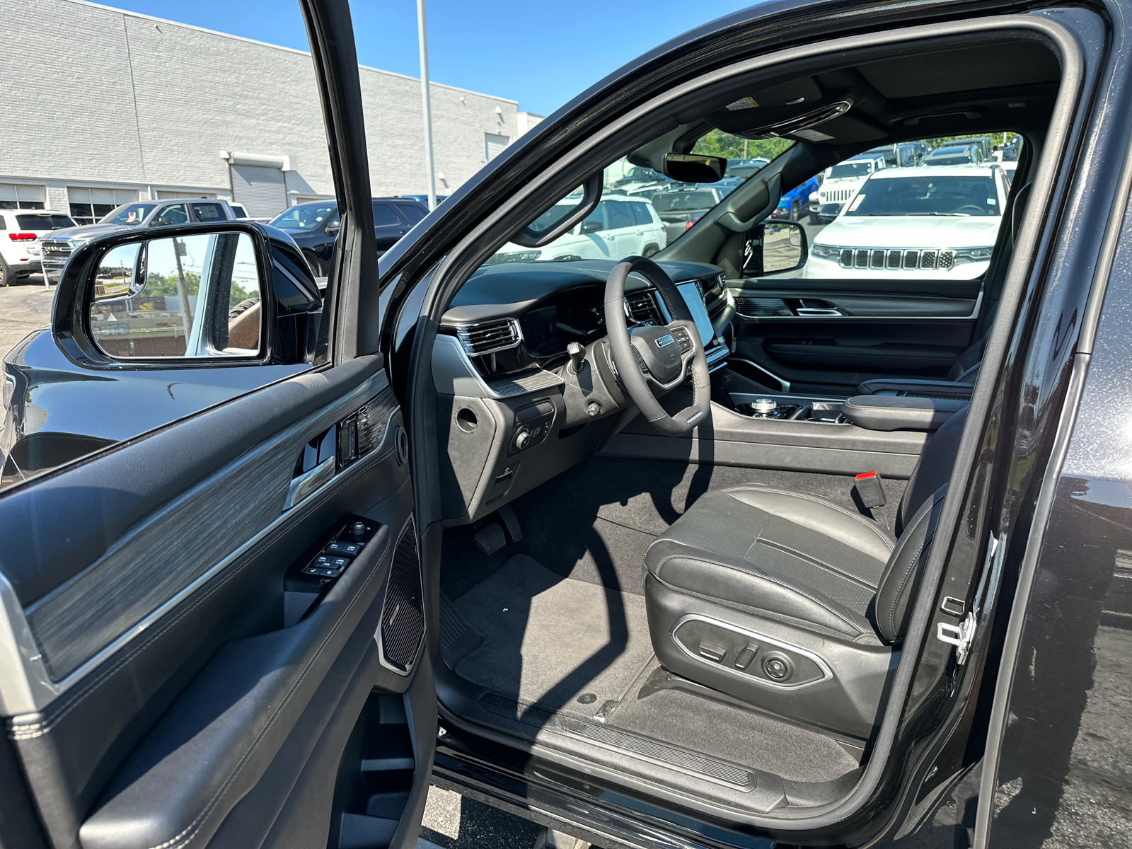 2023 Jeep Wagoneer L Series III 38