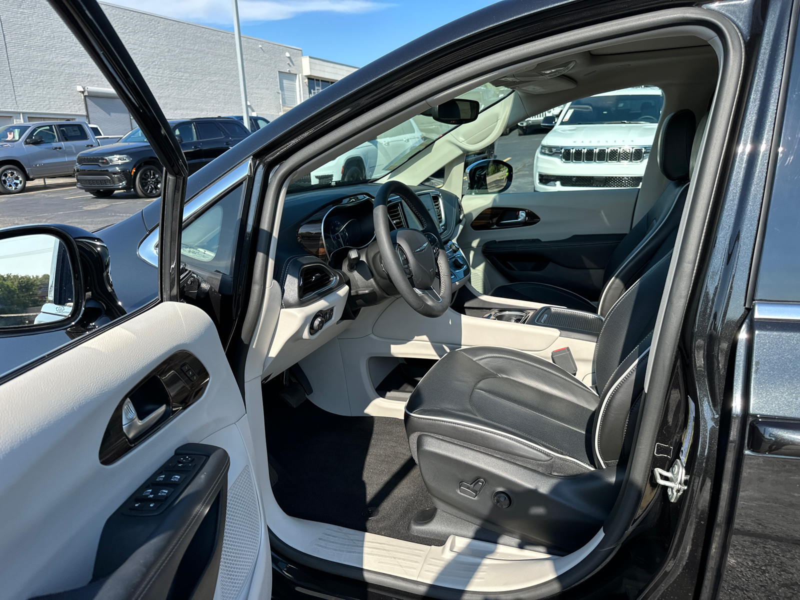 2023 Chrysler Pacifica Limited 34