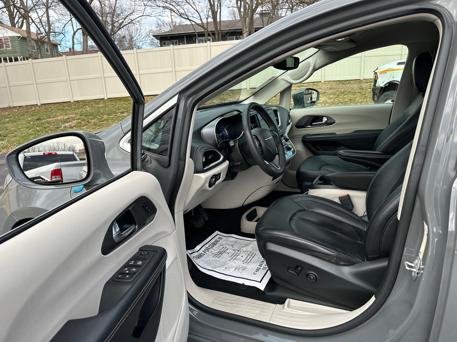 2022 Chrysler Pacifica Hybrid Touring L 32