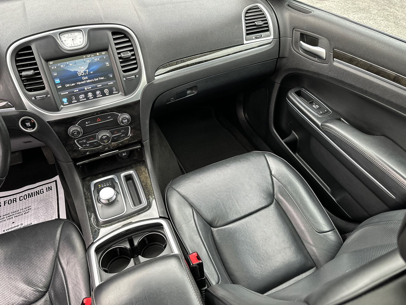 2016 Chrysler 300C Base 16