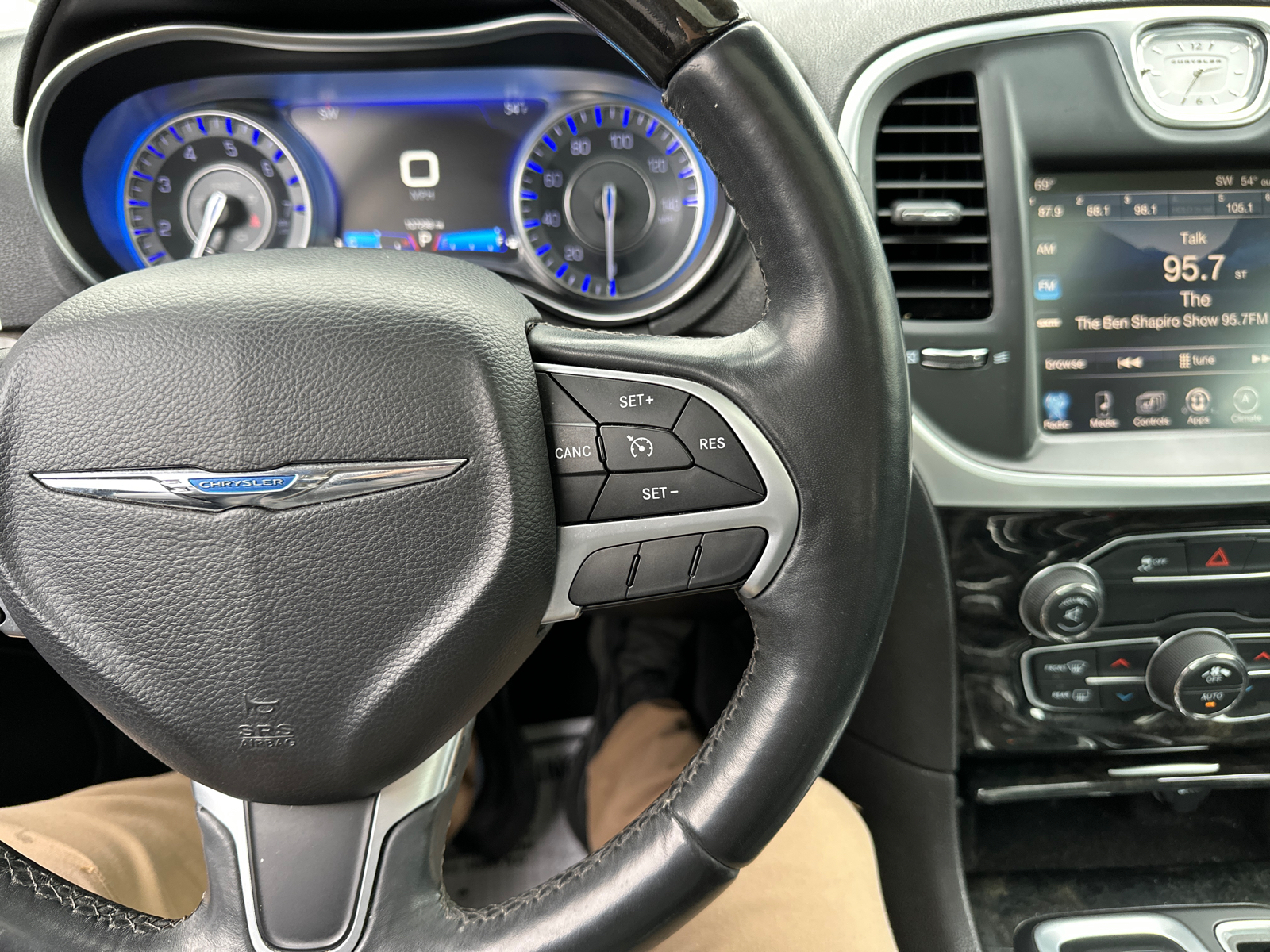 2016 Chrysler 300C Base 39