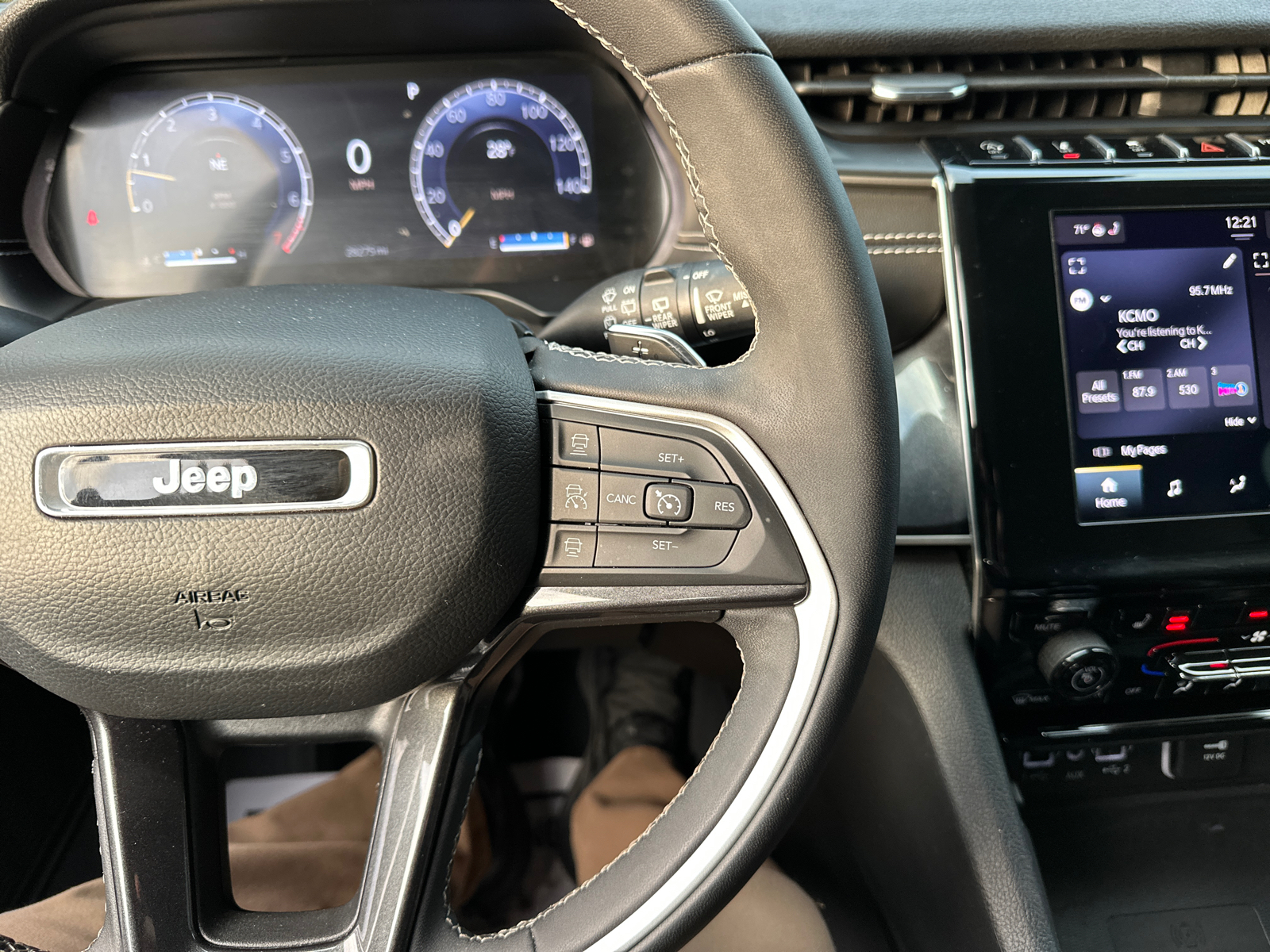 2023 Jeep Grand Cherokee Laredo 36