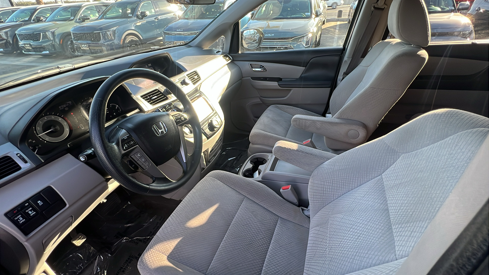 2016 Honda Odyssey SE 18