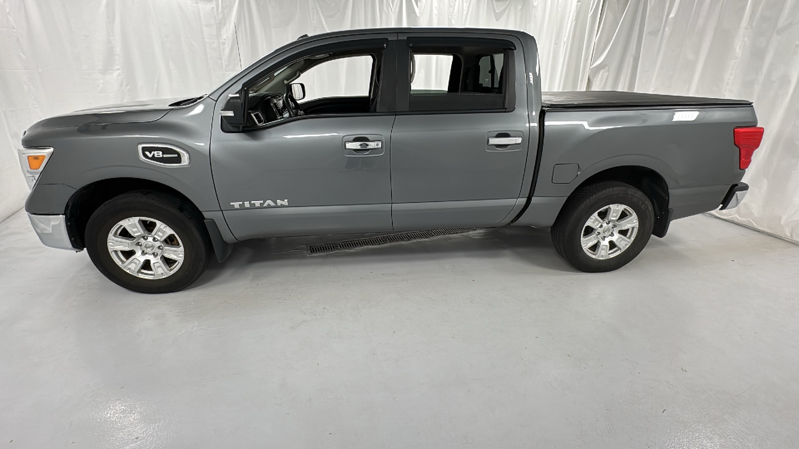 2017 Nissan Titan SV 6