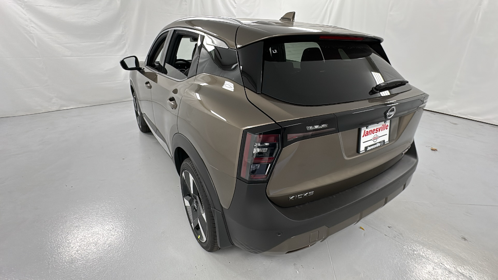 2025 Nissan Kicks SR 5