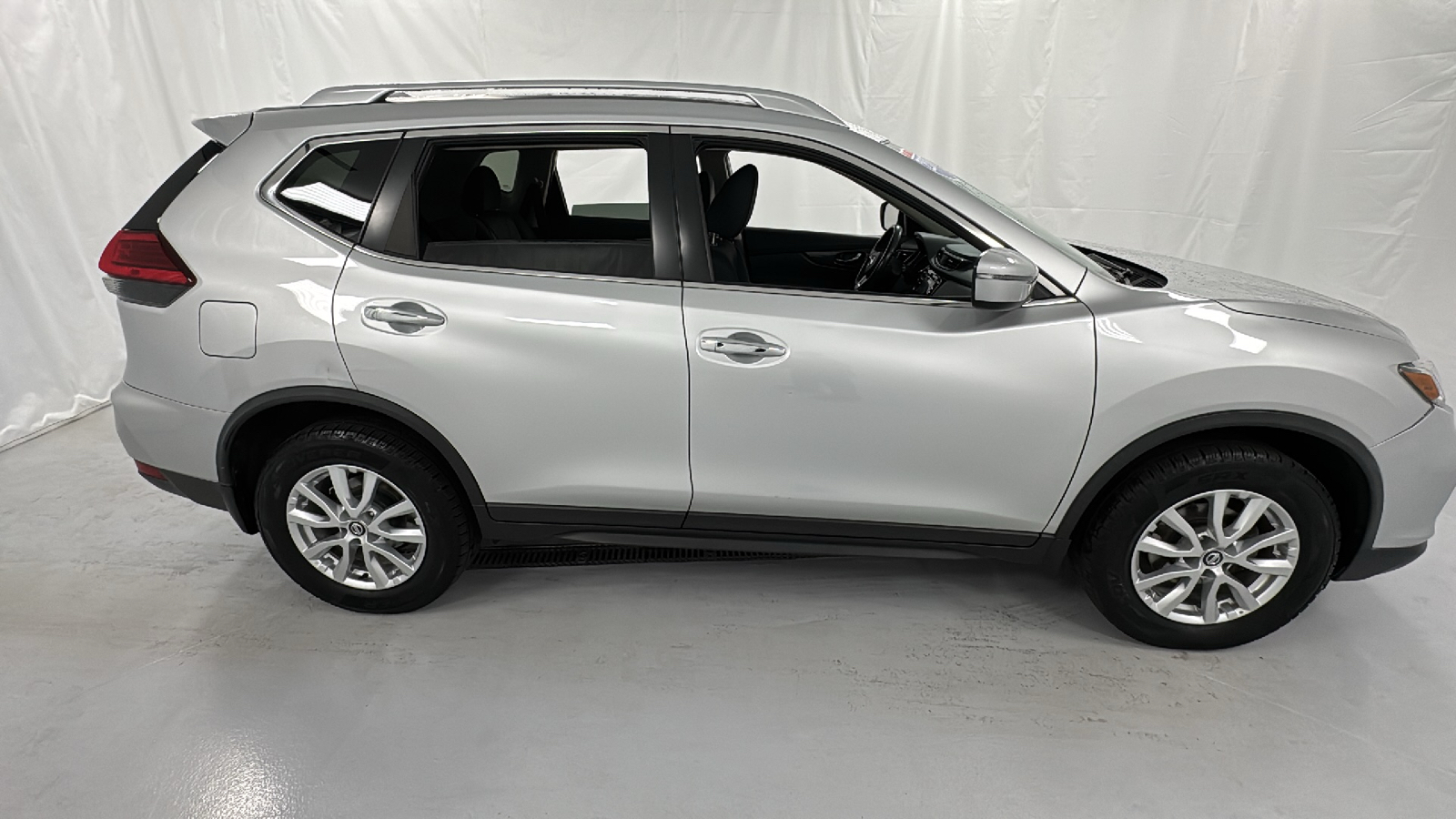 2017 Nissan Rogue SV 2