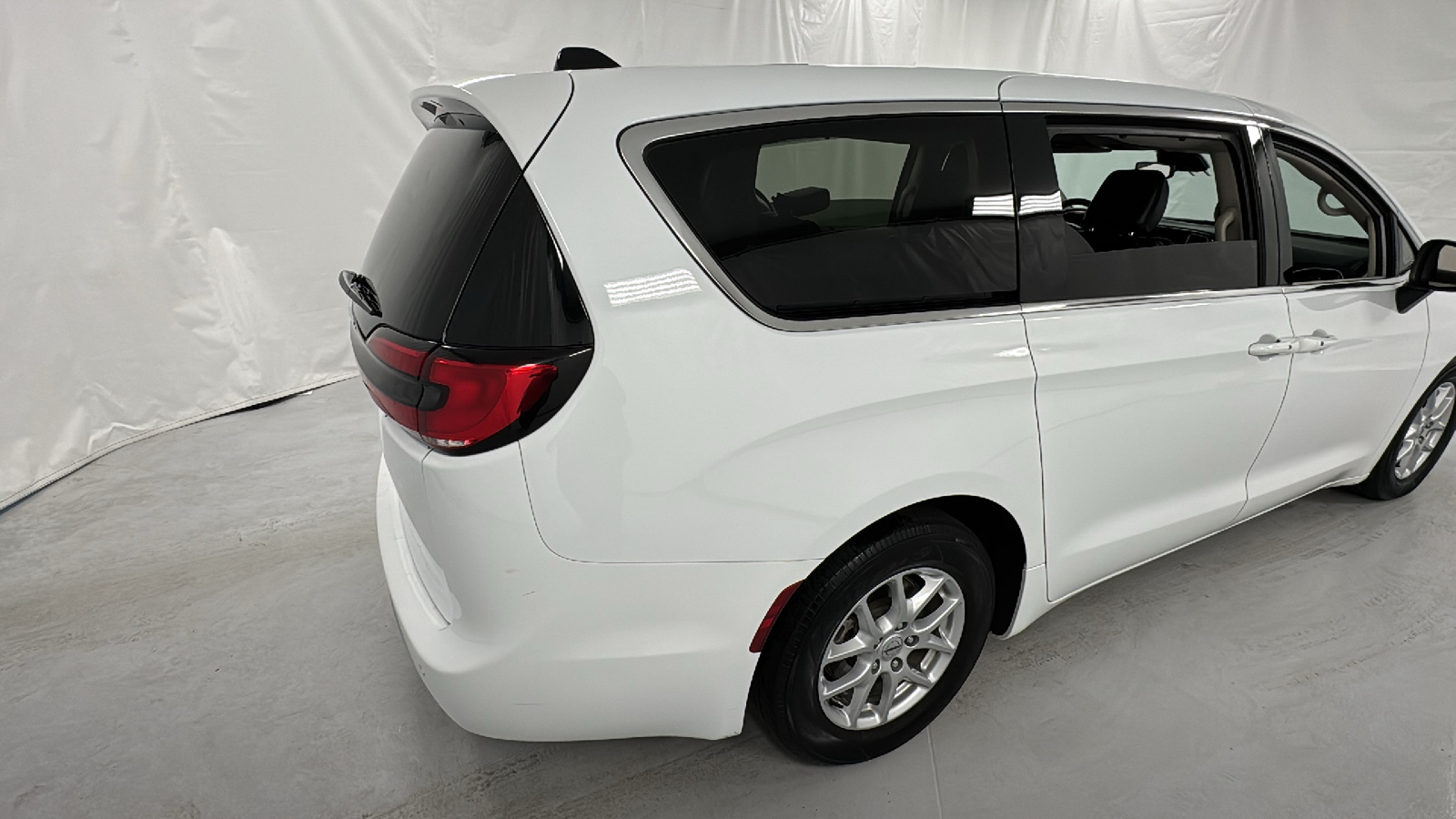 2023 Chrysler Pacifica Touring L 3