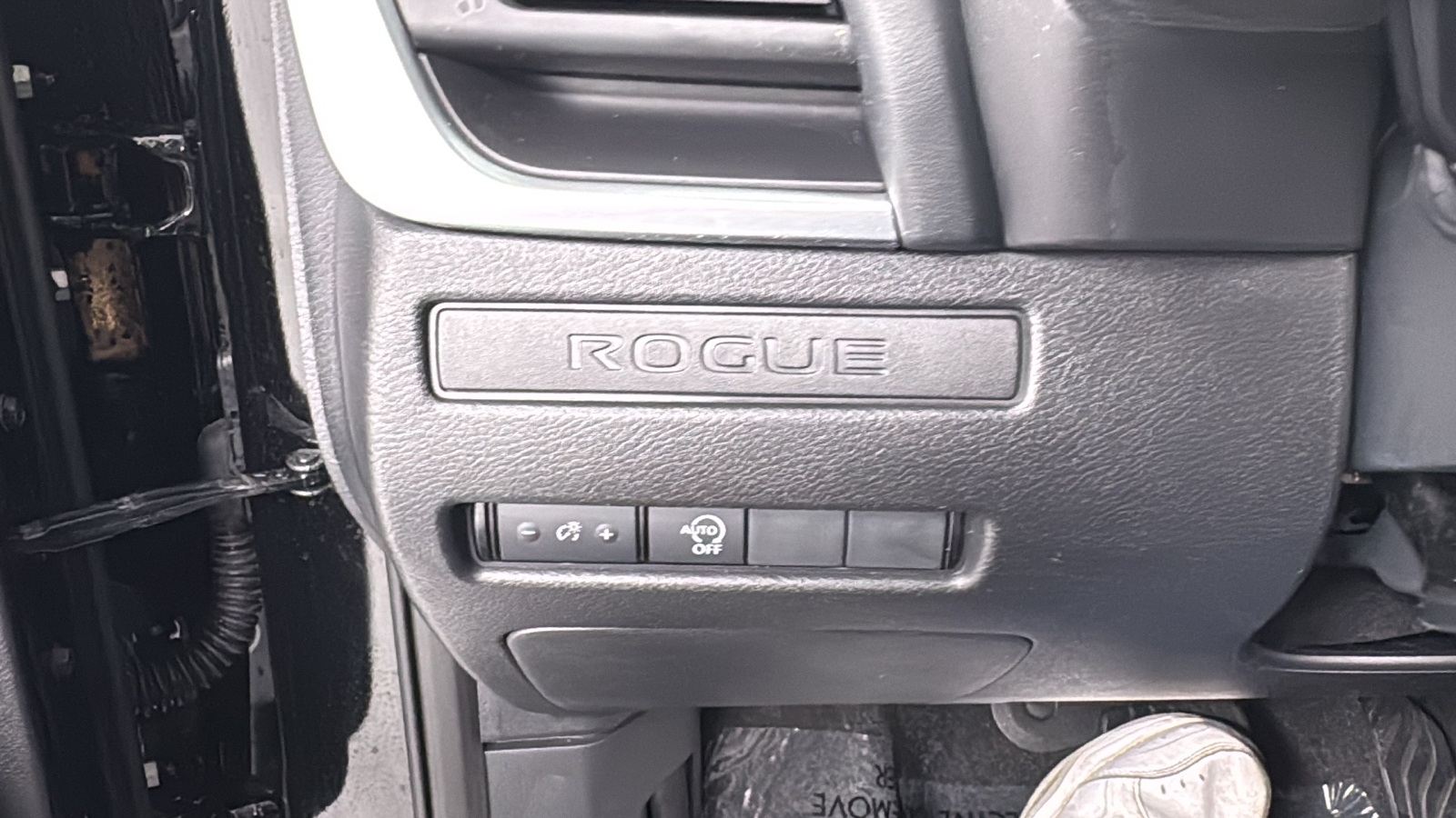 2024 Nissan Rogue S 32