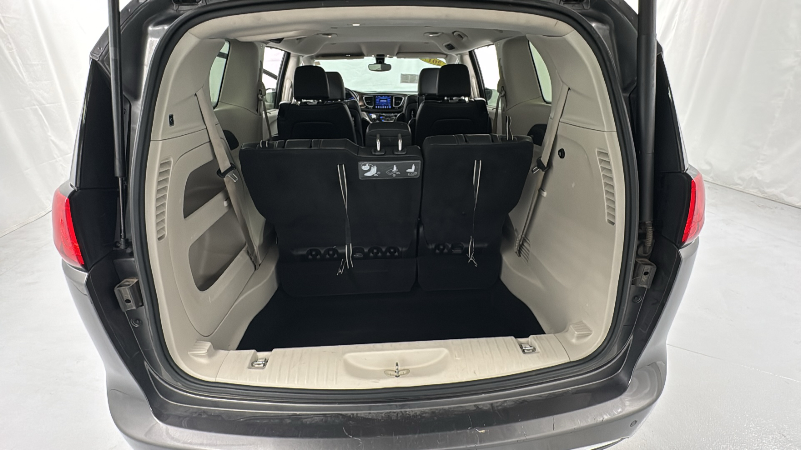 2017 Chrysler Pacifica Touring L Plus 16