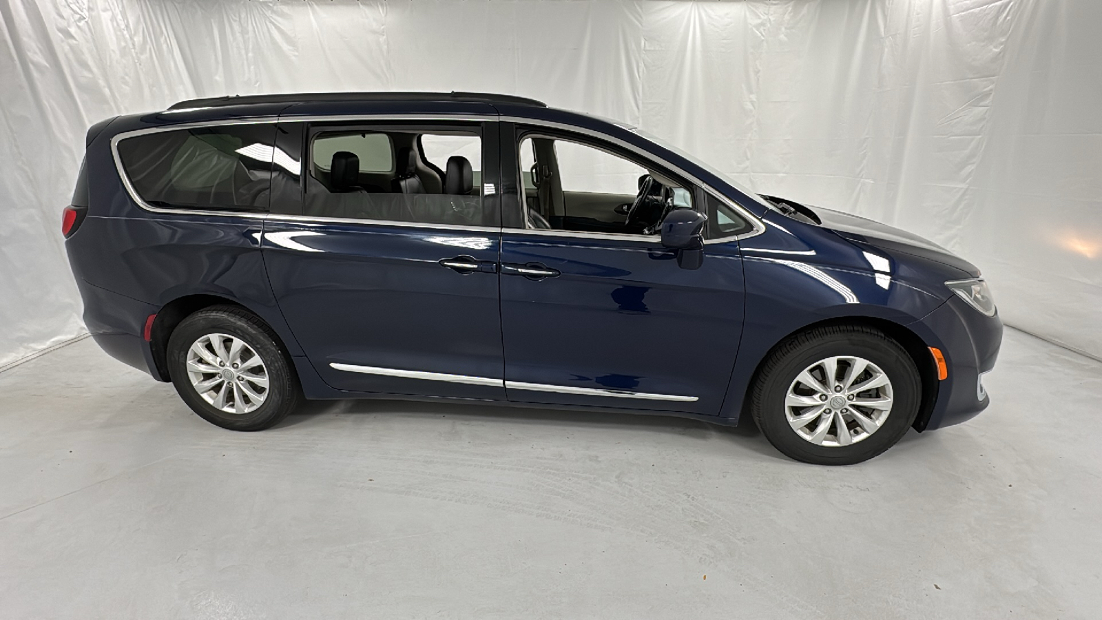 2017 Chrysler Pacifica Touring L 2