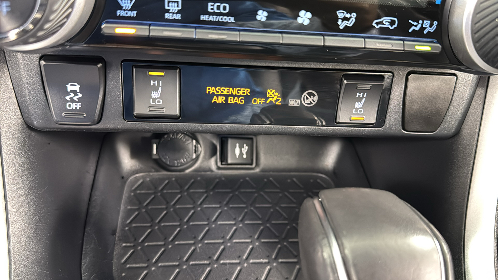 2019 Toyota RAV4 Hybrid XSE 28