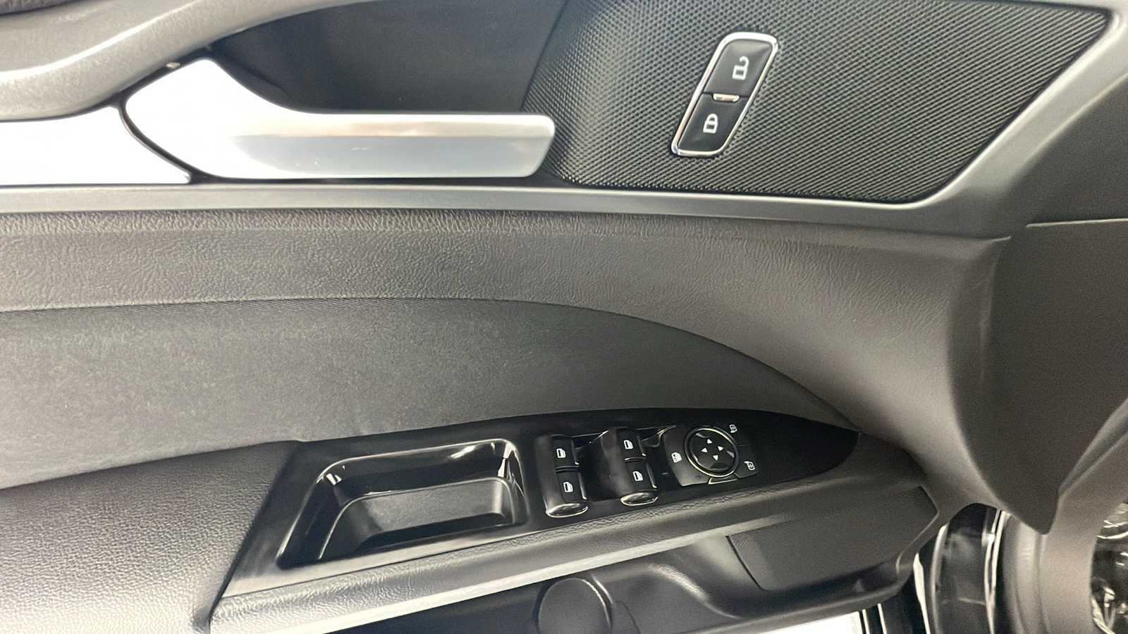 2016 Ford Fusion Hybrid SE 17