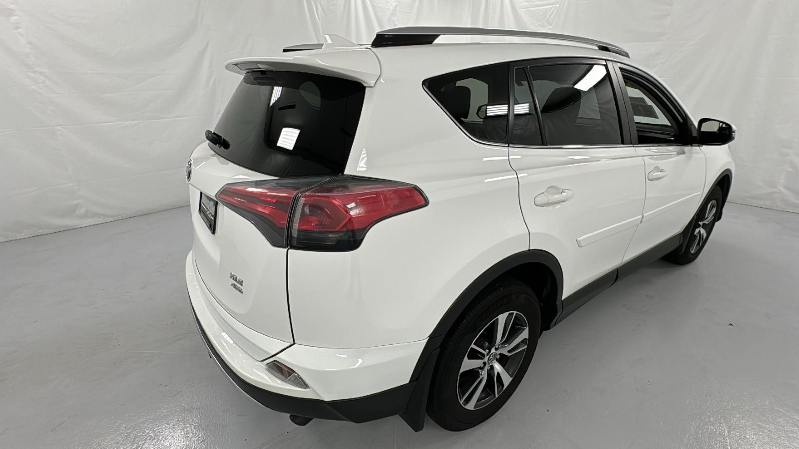 2016 Toyota RAV4 XLE 3