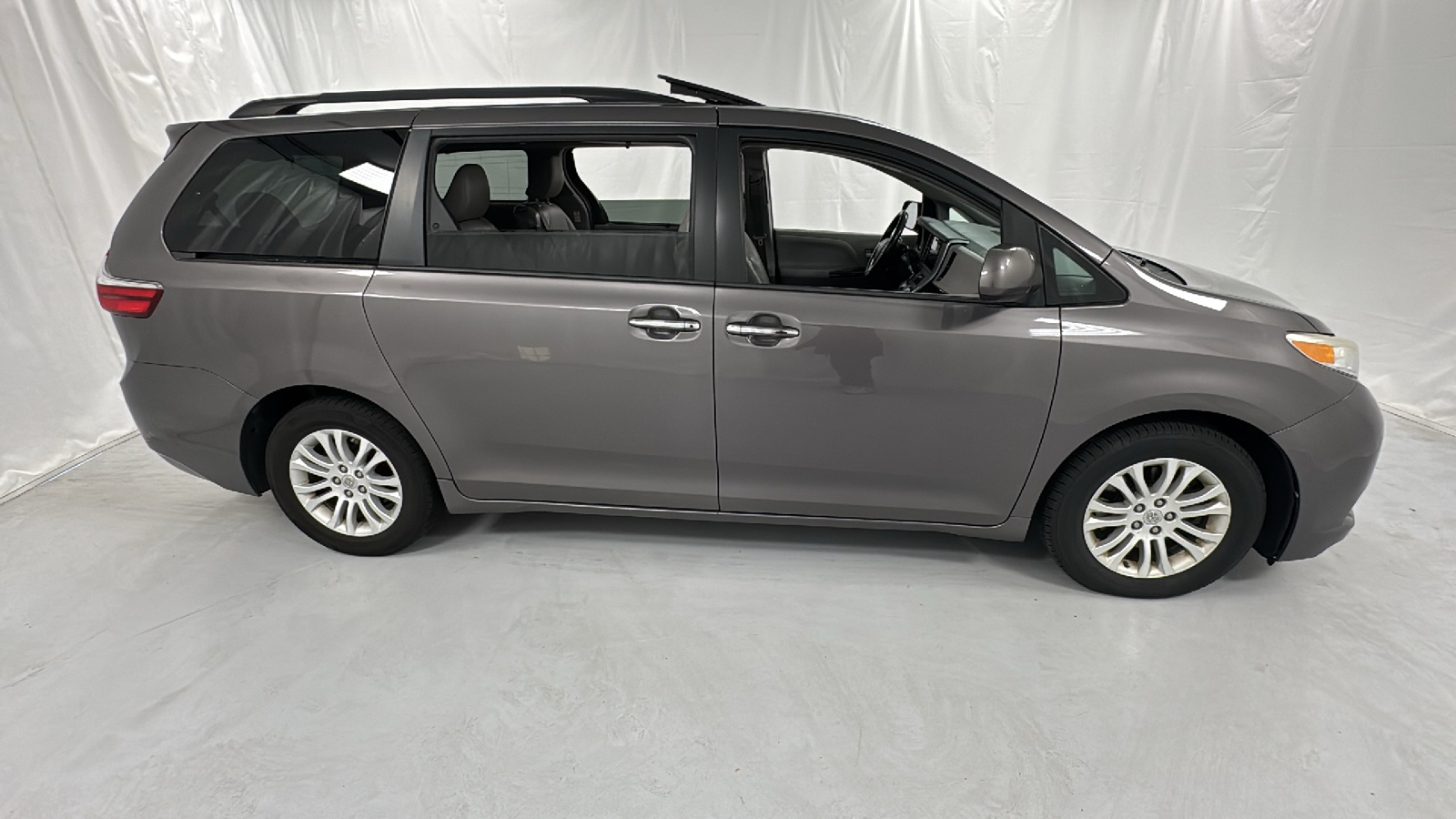 2015 Toyota Sienna XLE 2