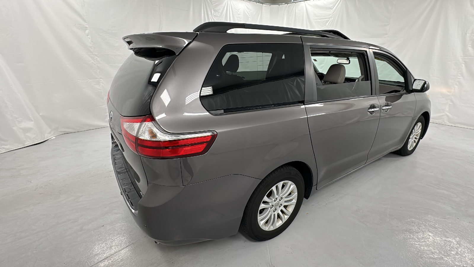 2015 Toyota Sienna XLE 3