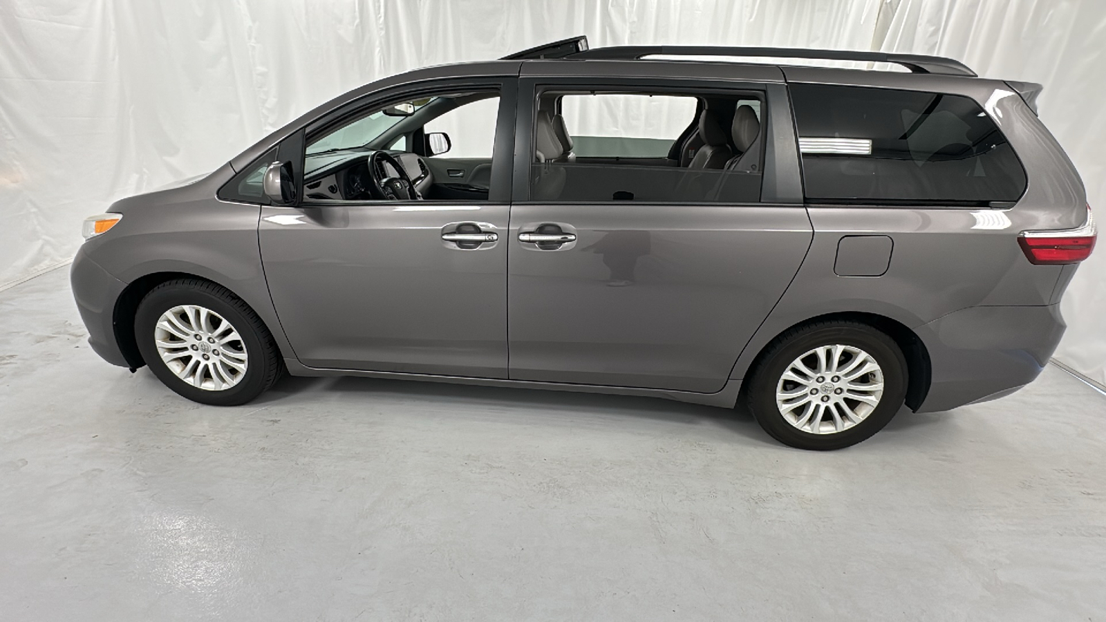 2015 Toyota Sienna XLE 6