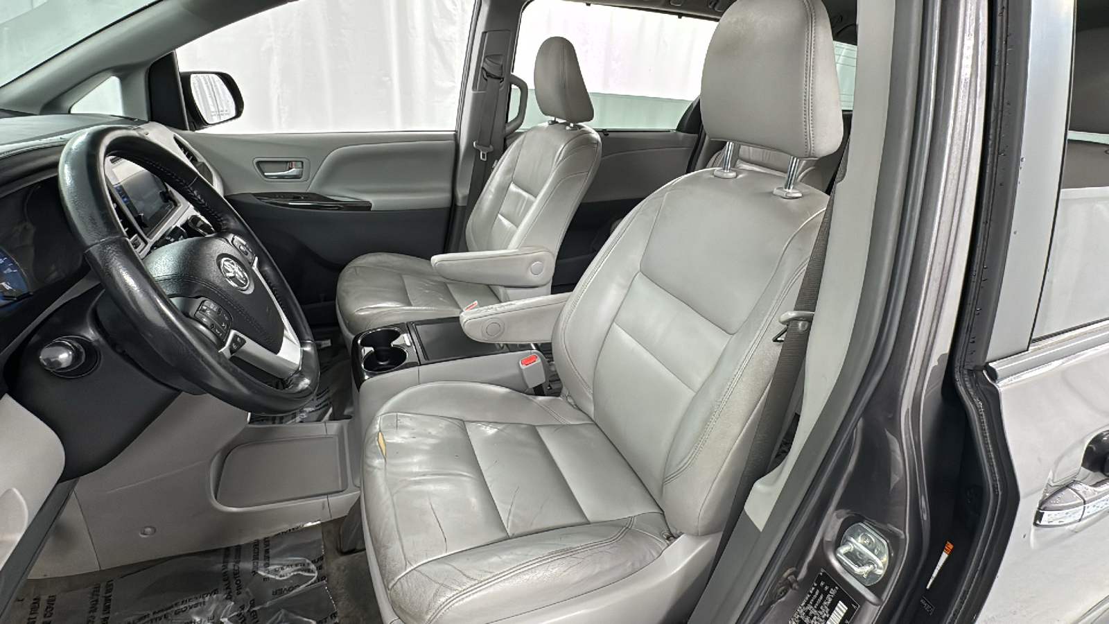 2015 Toyota Sienna XLE 10