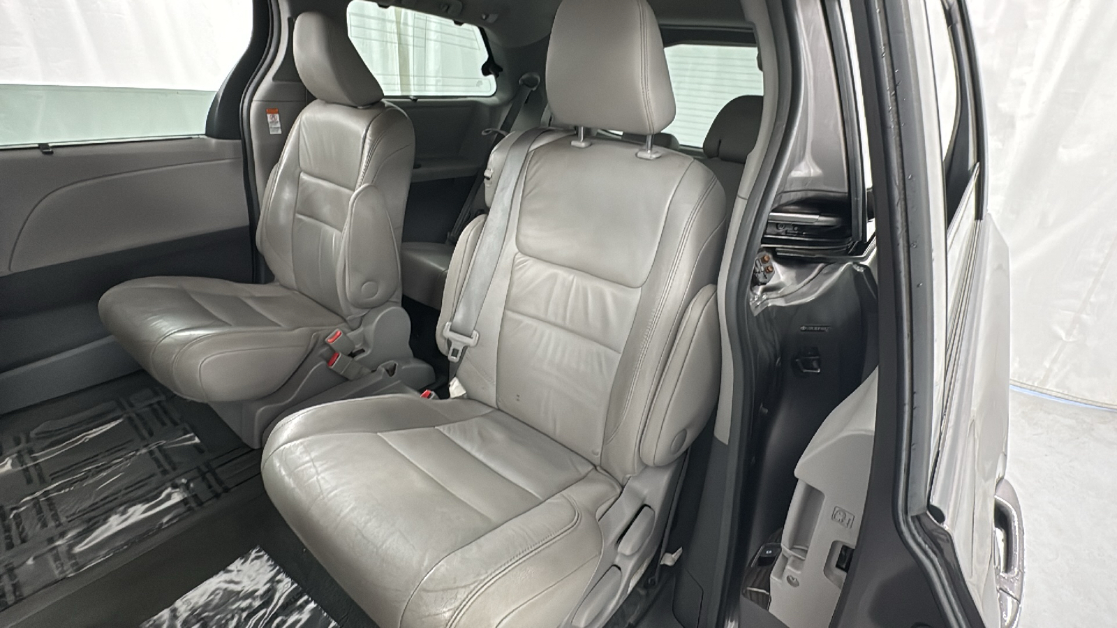 2015 Toyota Sienna XLE 12