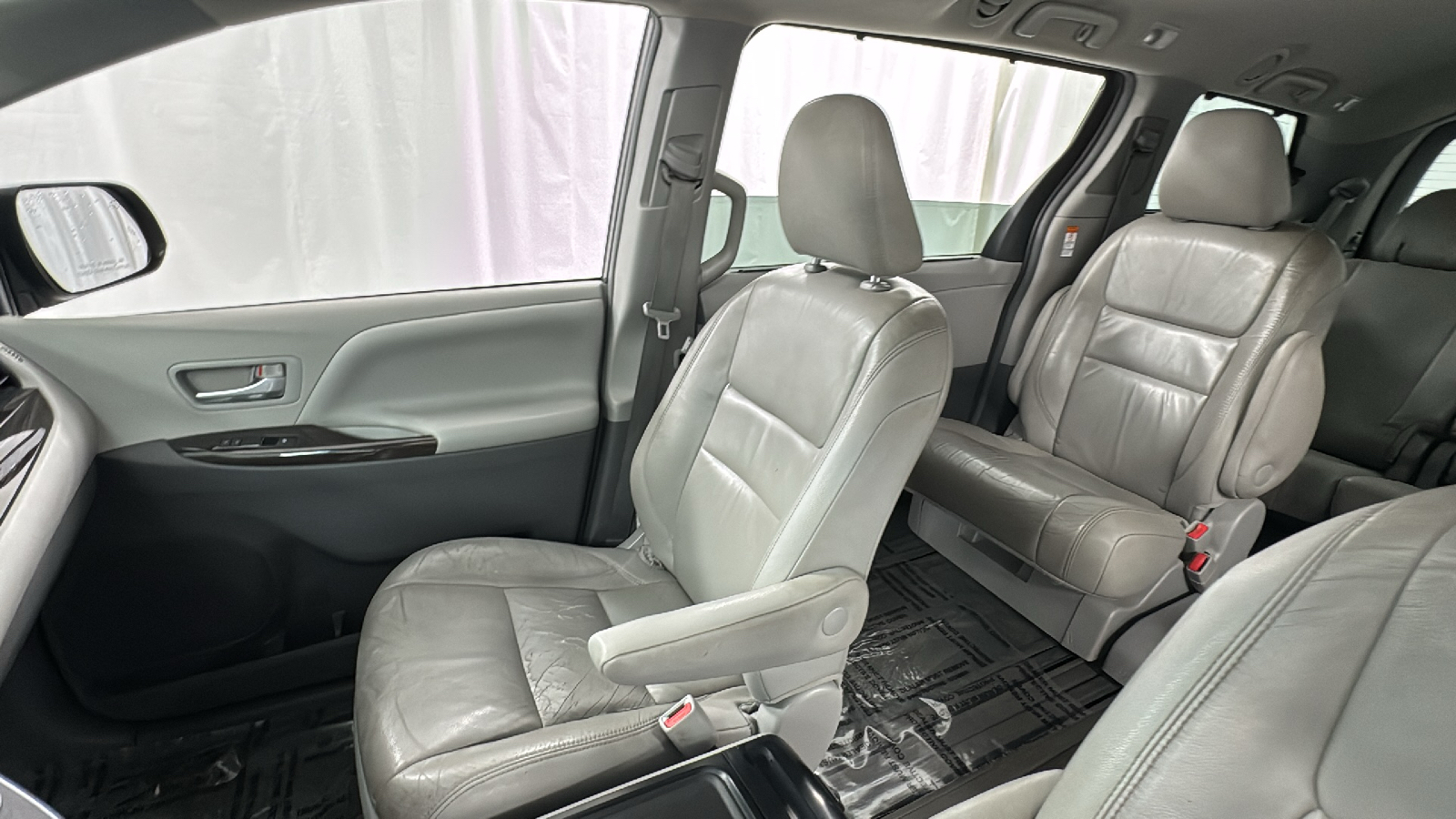 2015 Toyota Sienna XLE 13