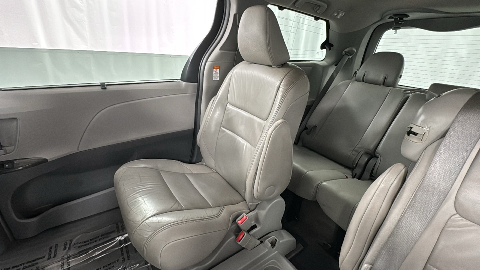 2015 Toyota Sienna XLE 14